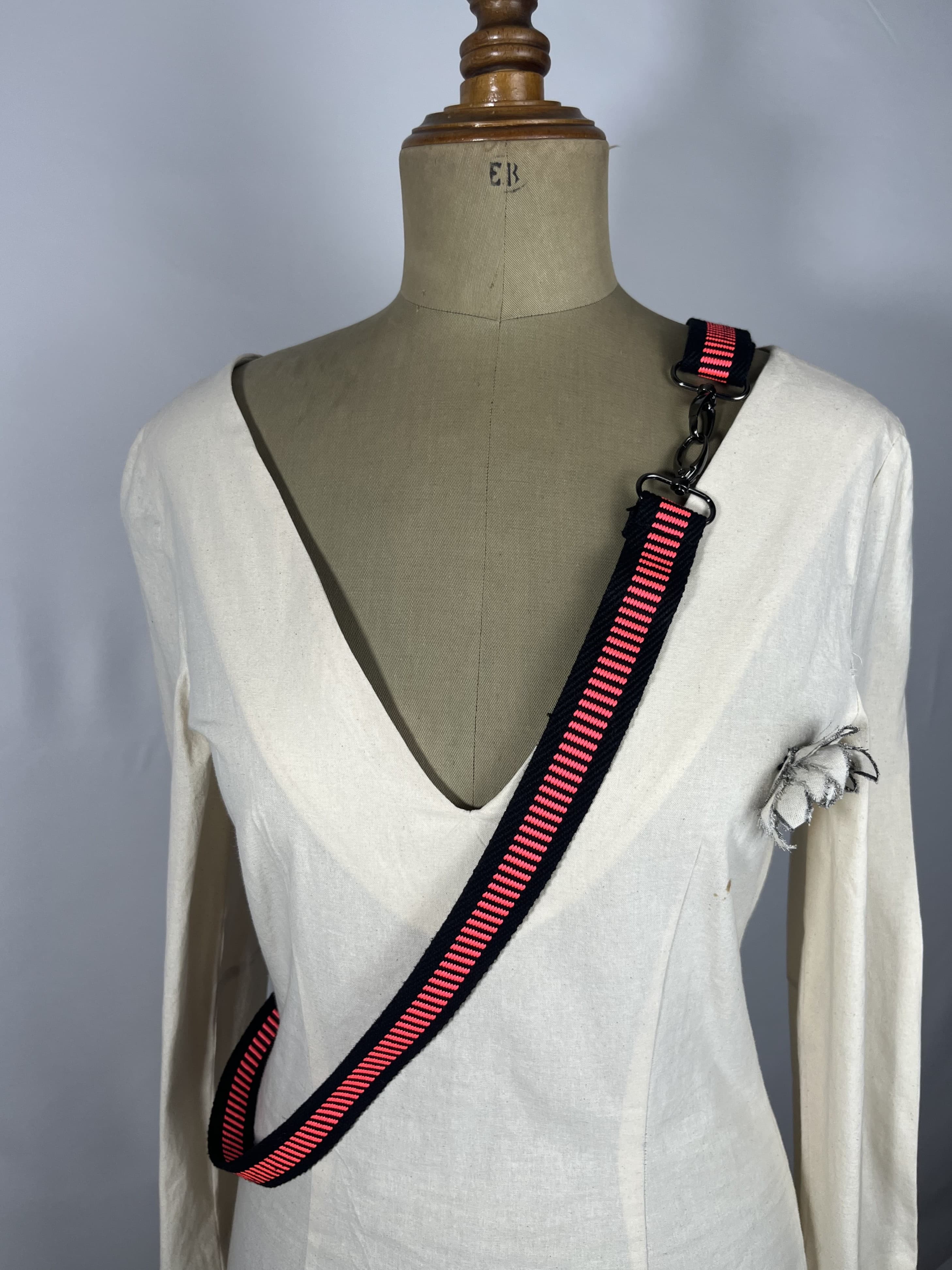Fluor — accesorio negro y rosa fucsia artesanal de Lucía Lacunza