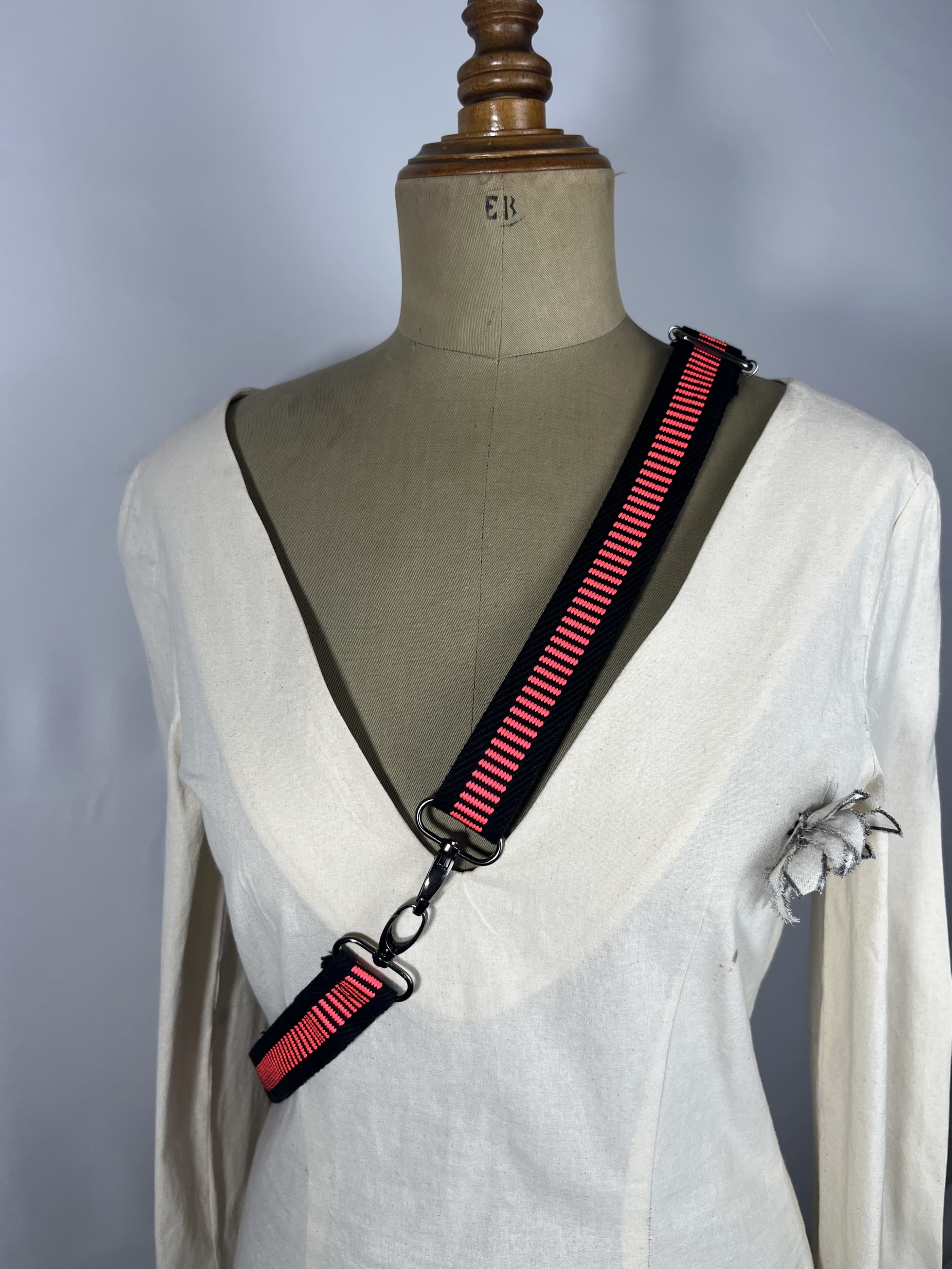 Fluor — accesorio negro y rosa fucsia artesanal de Lucía Lacunza · vista 2