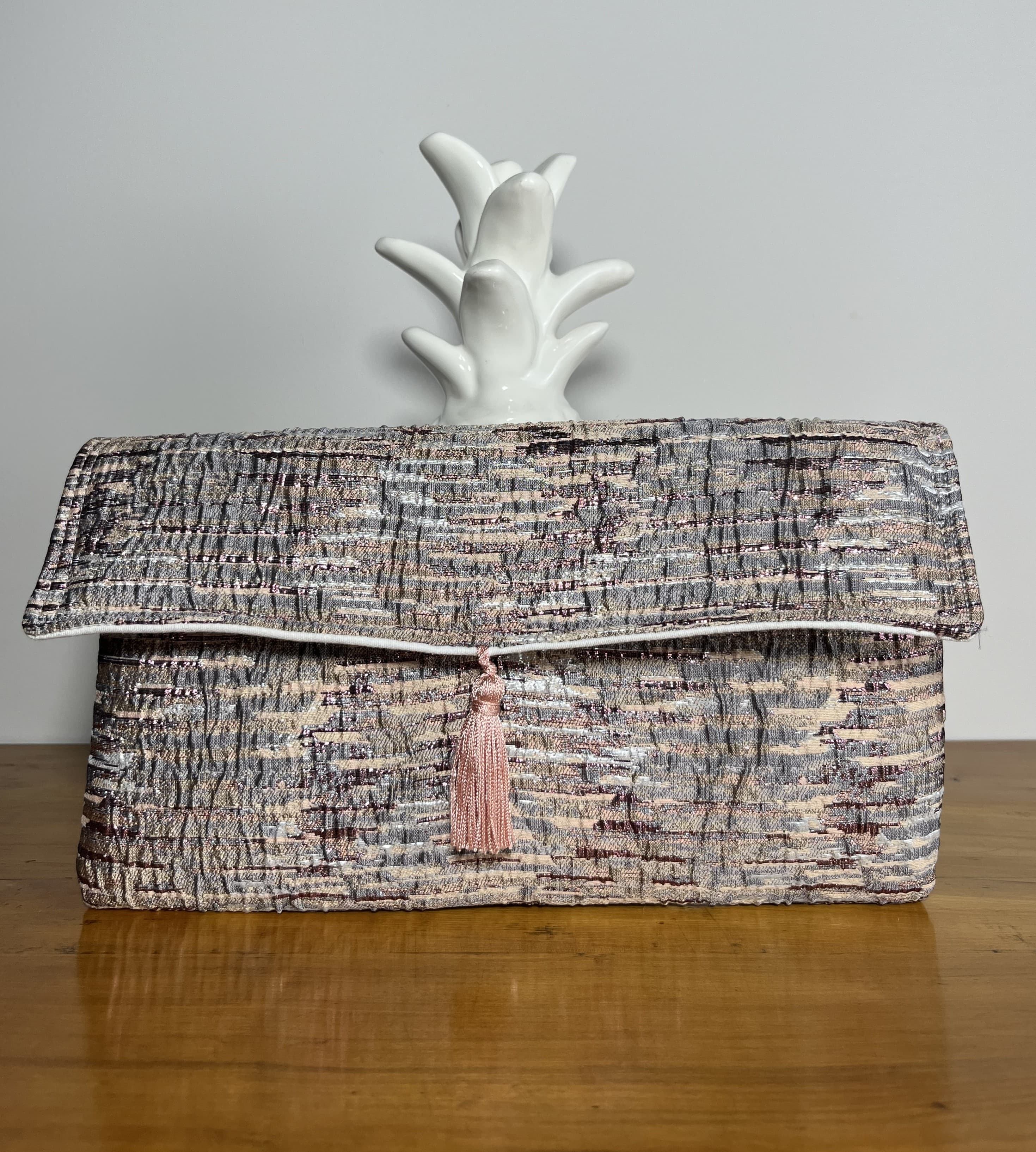Monaco — cartera rosa y gris artesanal de Lucía Lacunza · vista 3