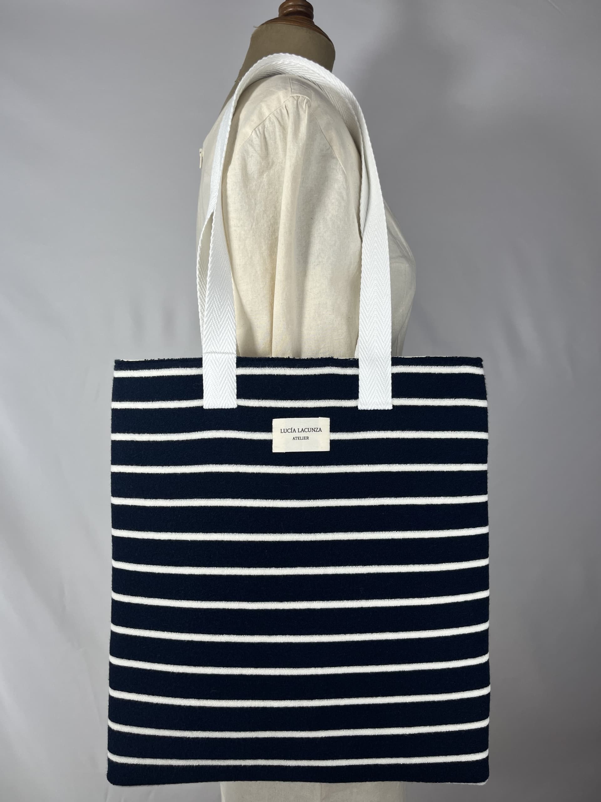 Sailor — bolso azul marino y blanco artesanal de Lucía Lacunza