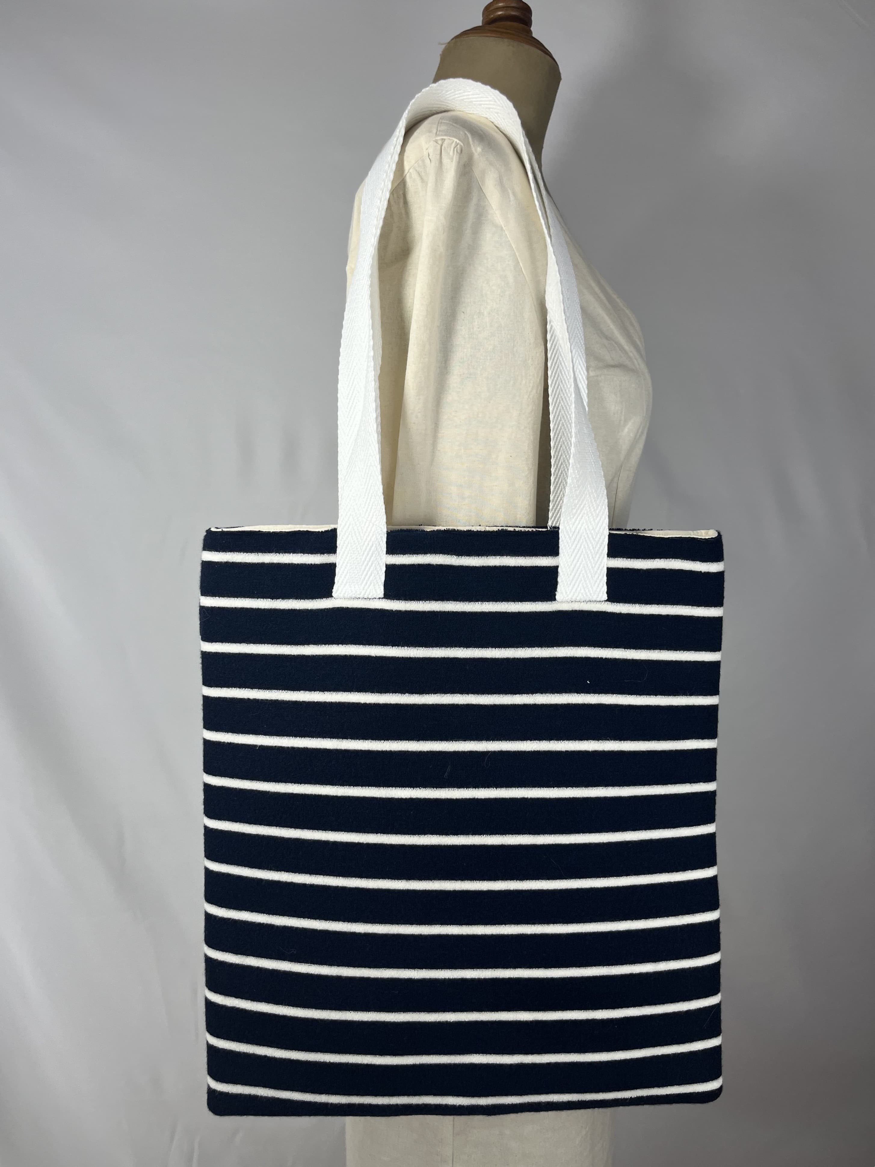 Sailor — bolso azul marino y blanco artesanal de Lucía Lacunza · vista 2