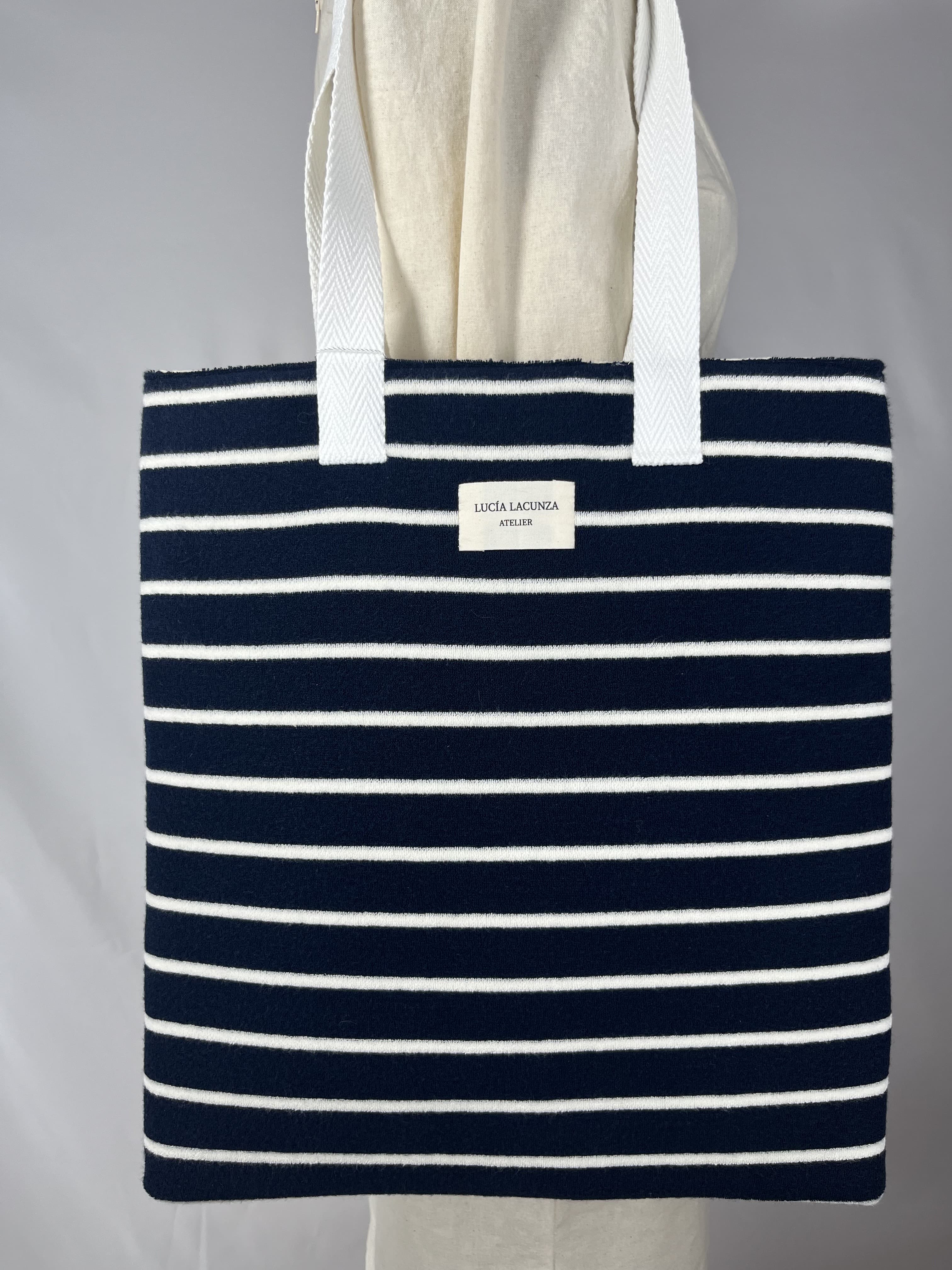Sailor — bolso azul marino y blanco artesanal de Lucía Lacunza · vista 3