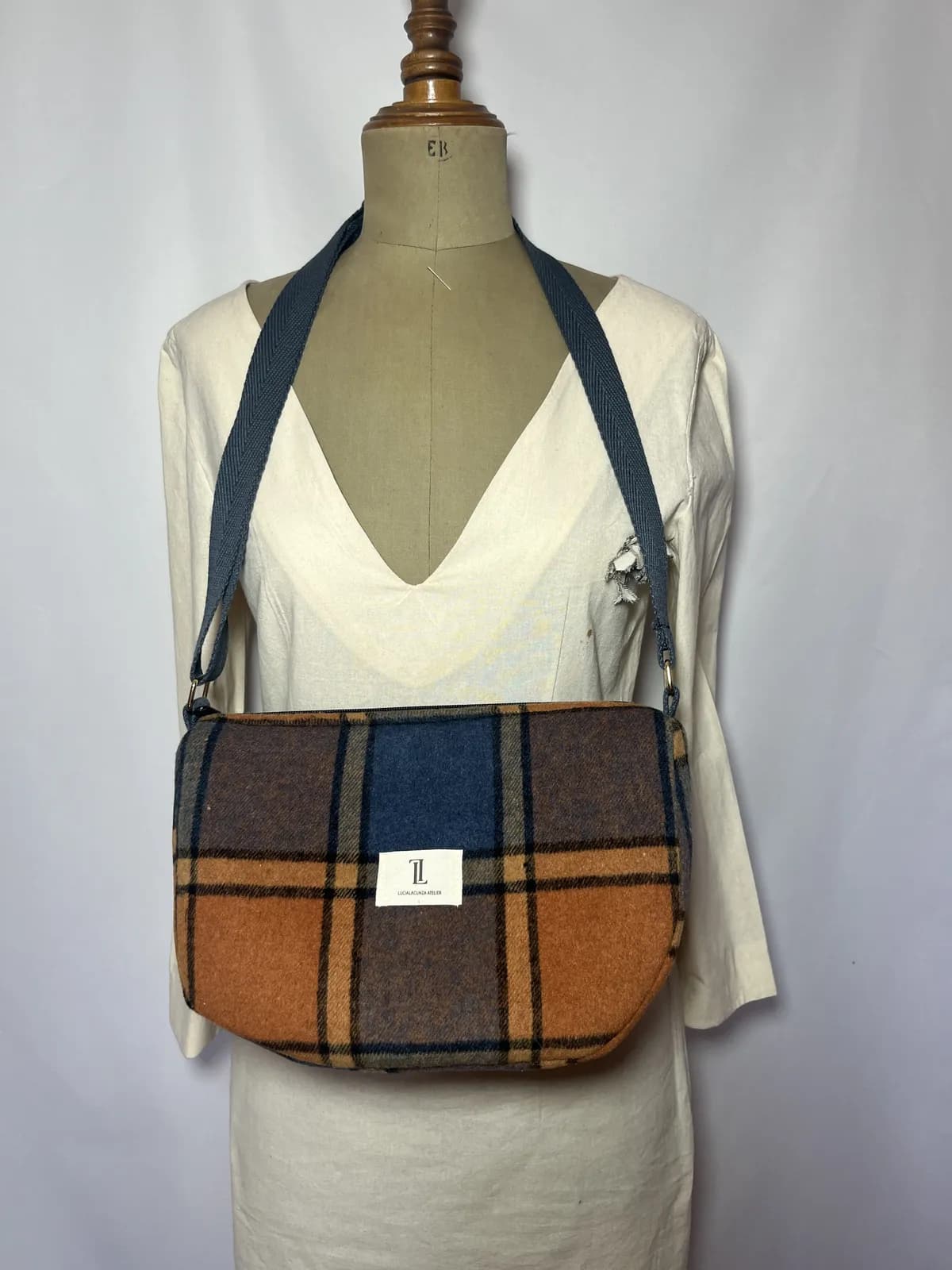 Blair — bolso azul y negro y marrón artesanal de Lucía Lacunza