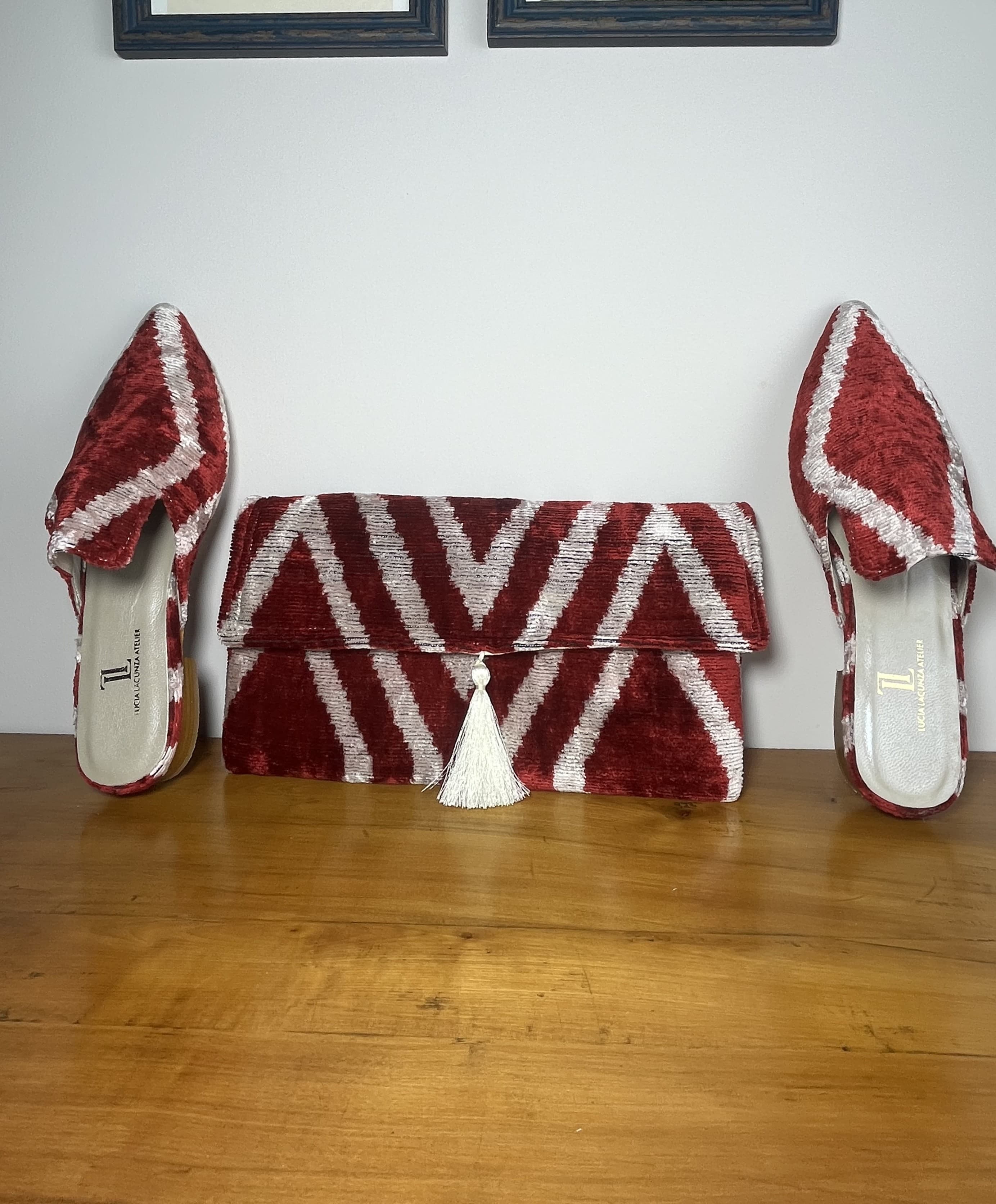 Rubí — mules gris claro y rojo artesanal de Lucía Lacunza