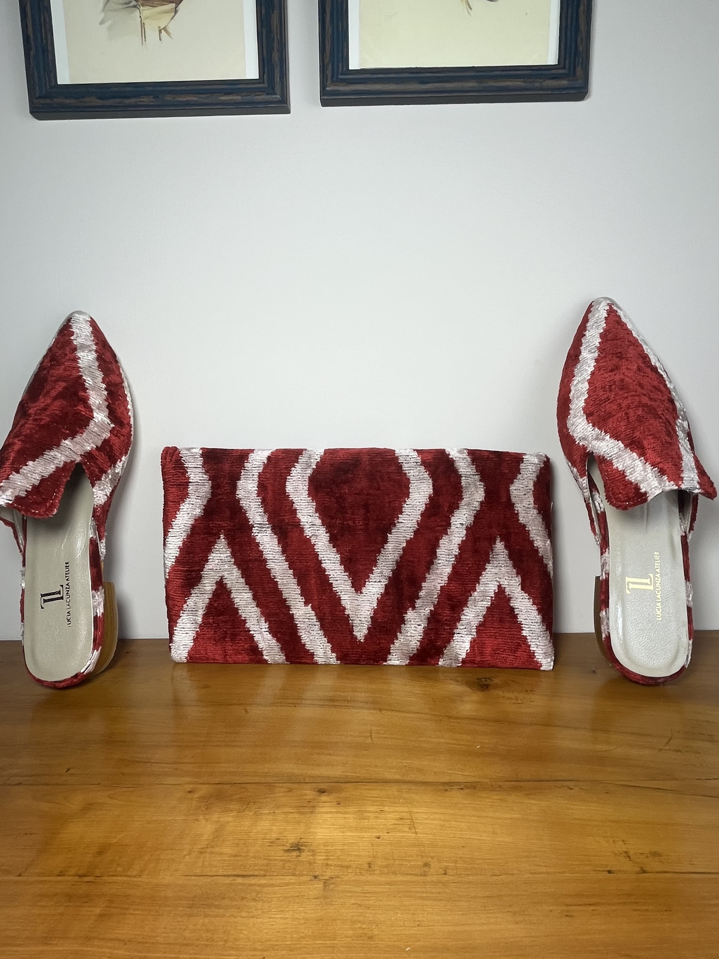 Rubí — mules gris claro y rojo artesanal de Lucía Lacunza · vista 3