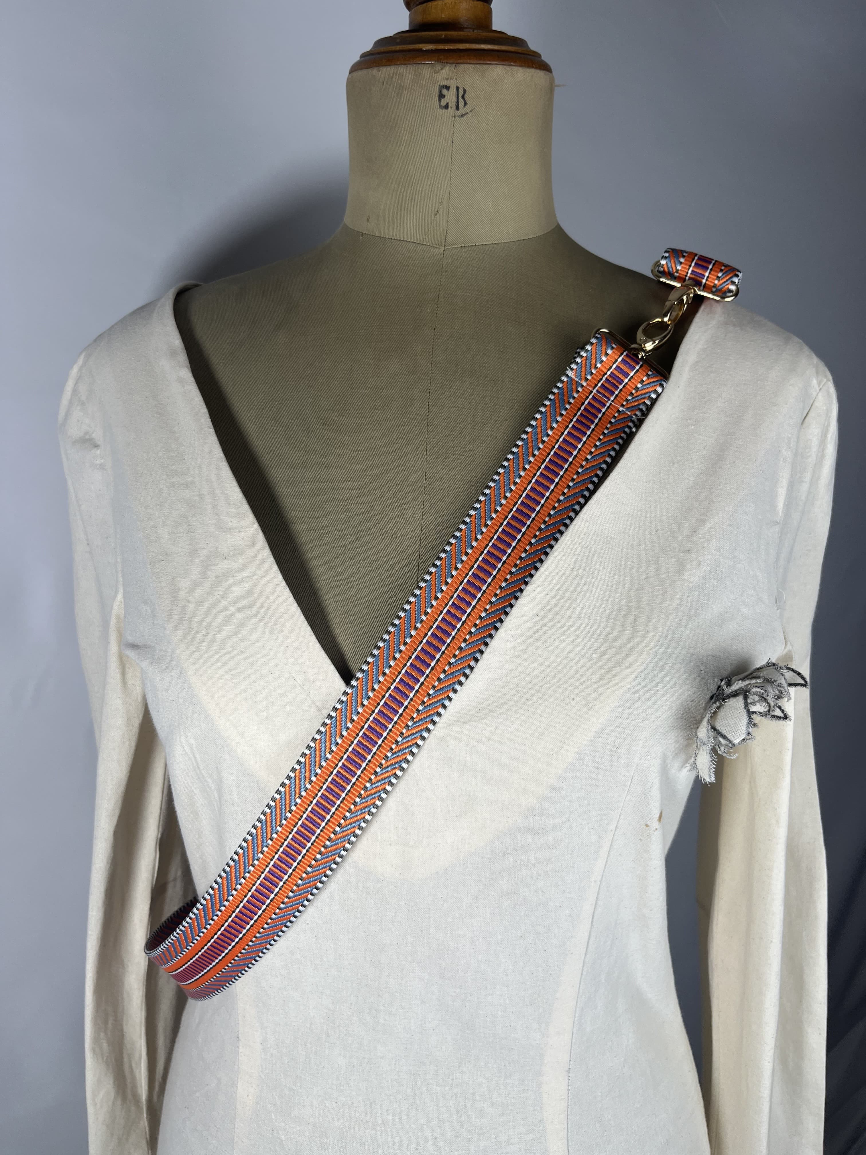 Carolina — accesorio naranja y azul morado y negro y blanco artesanal de Lucía Lacunza