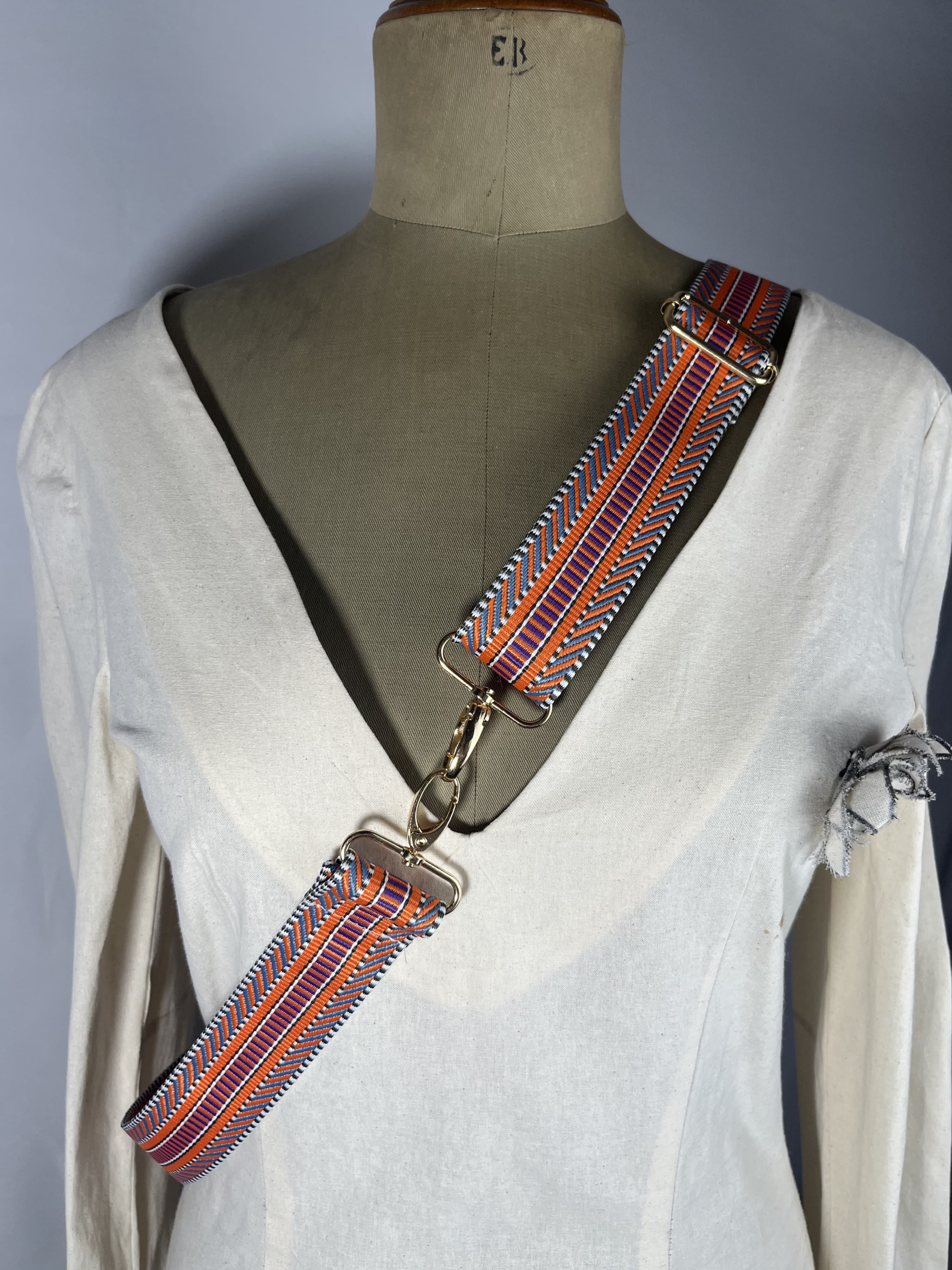 Carolina — accesorio naranja y azul morado y negro y blanco artesanal de Lucía Lacunza · vista 2