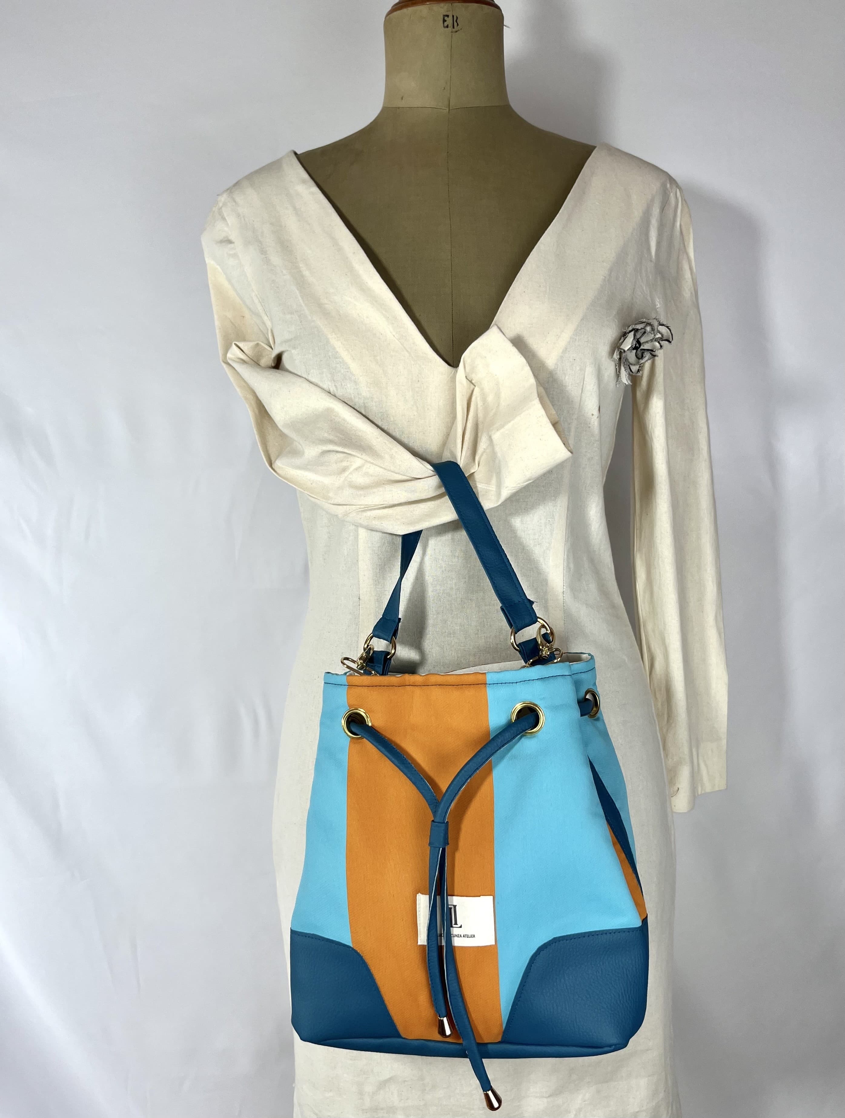 Mar — bolso azul y naranja amarillento artesanal de Lucía Lacunza