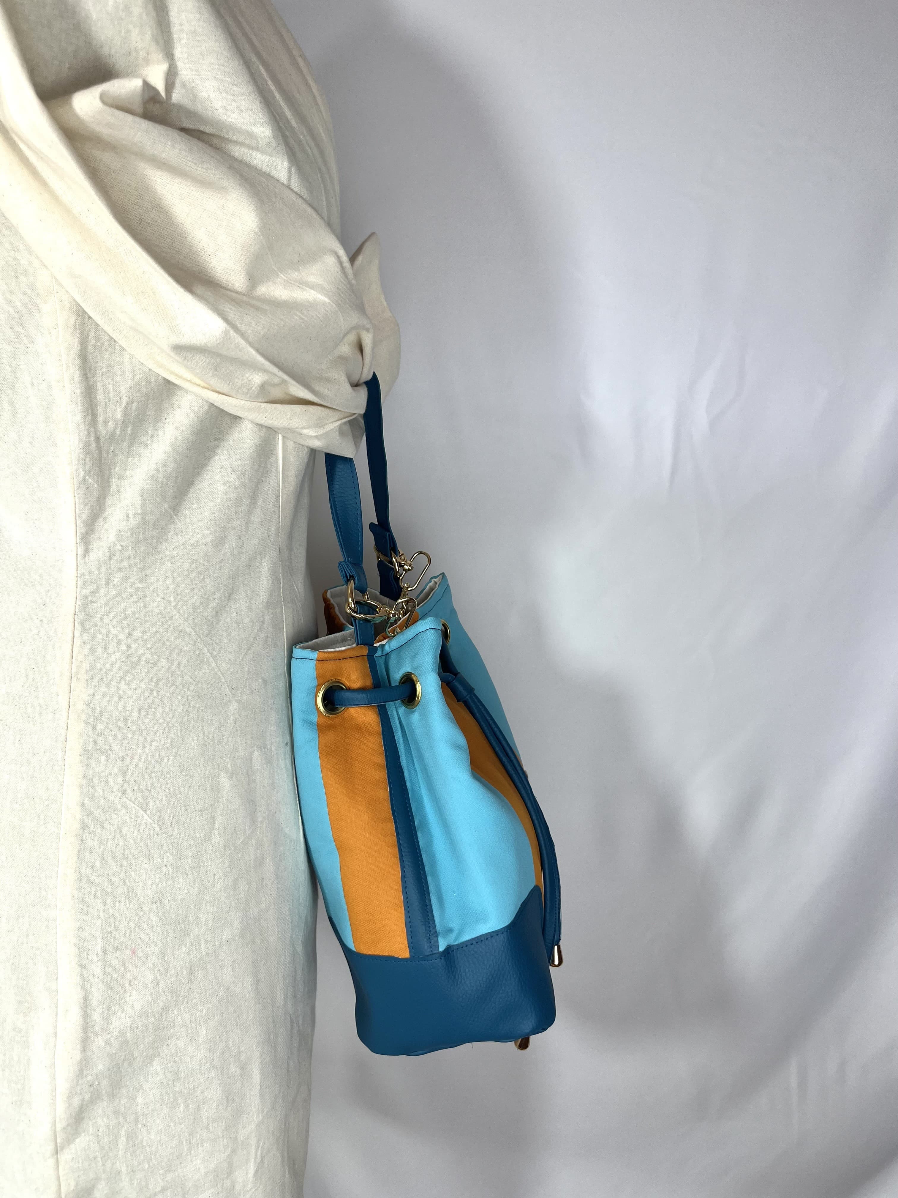 Mar — bolso azul y naranja amarillento artesanal de Lucía Lacunza · vista 2