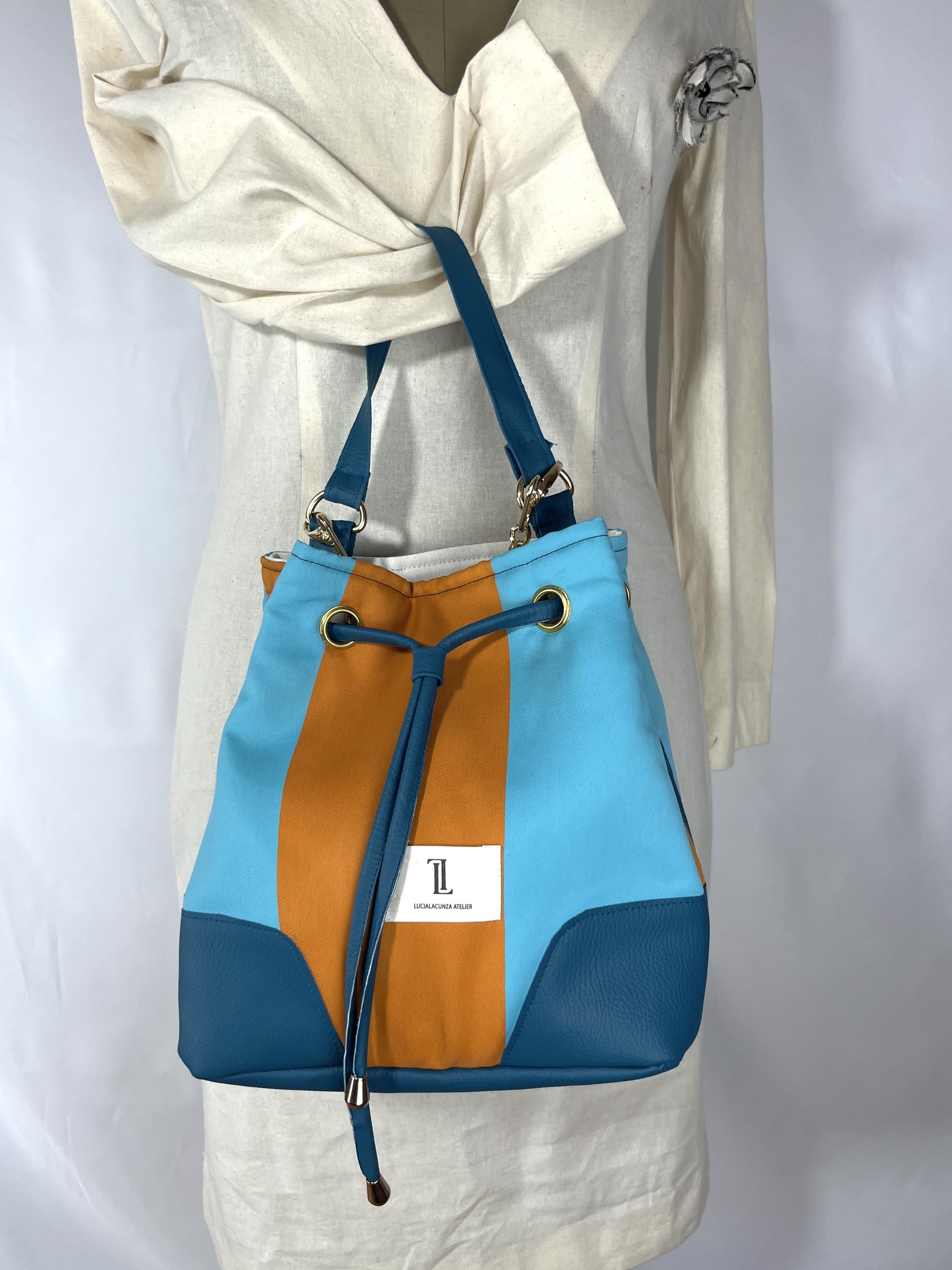 Mar — bolso azul y naranja amarillento artesanal de Lucía Lacunza · vista 4