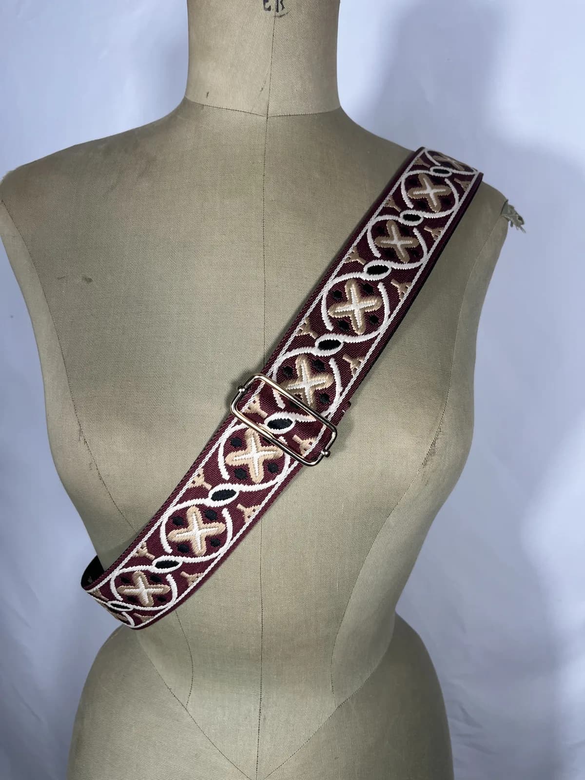 Grafito — accesorio negro y blanco y granate artesanal de Lucía Lacunza