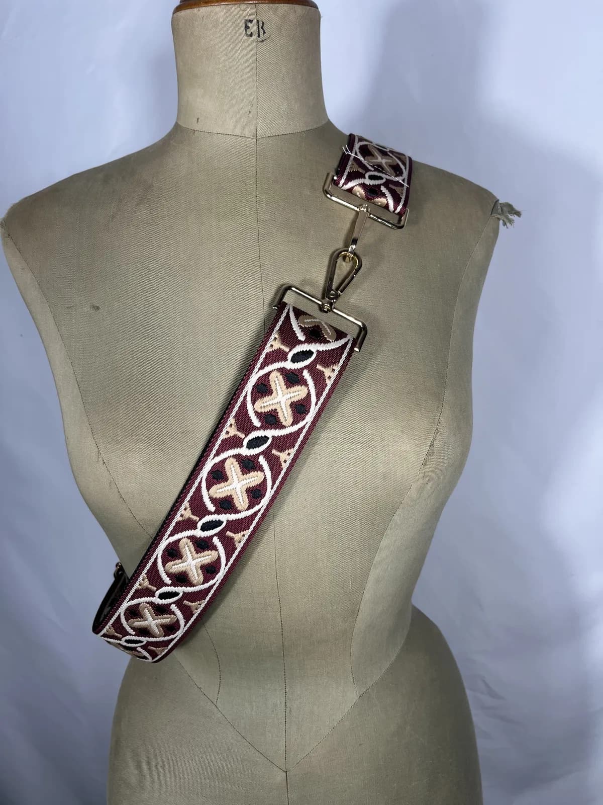 Grafito — accesorio negro y blanco y granate artesanal de Lucía Lacunza · vista 2
