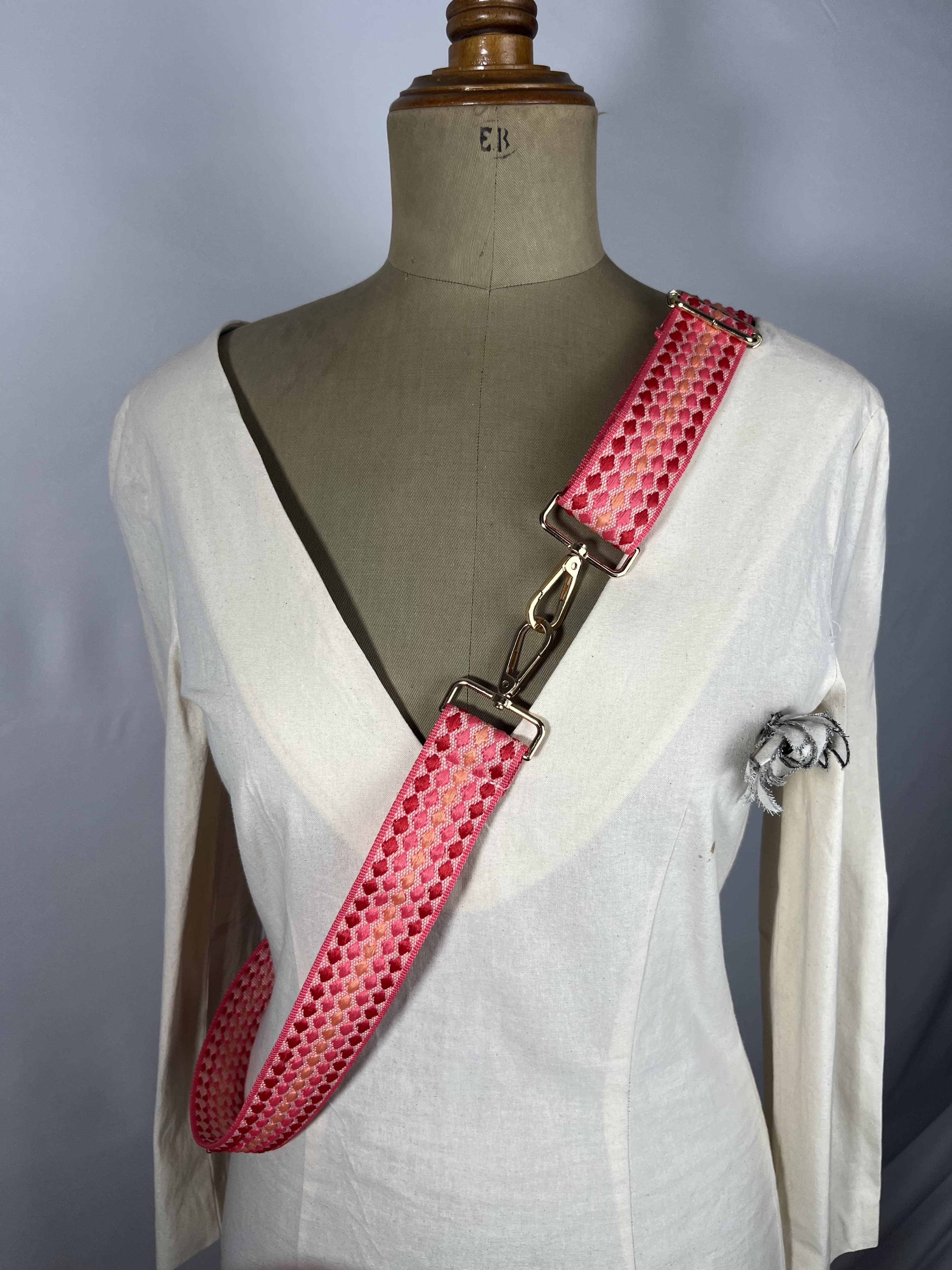 Pink Glow — accesorio rosa fucsia y rojo y coral artesanal de Lucía Lacunza · vista 2