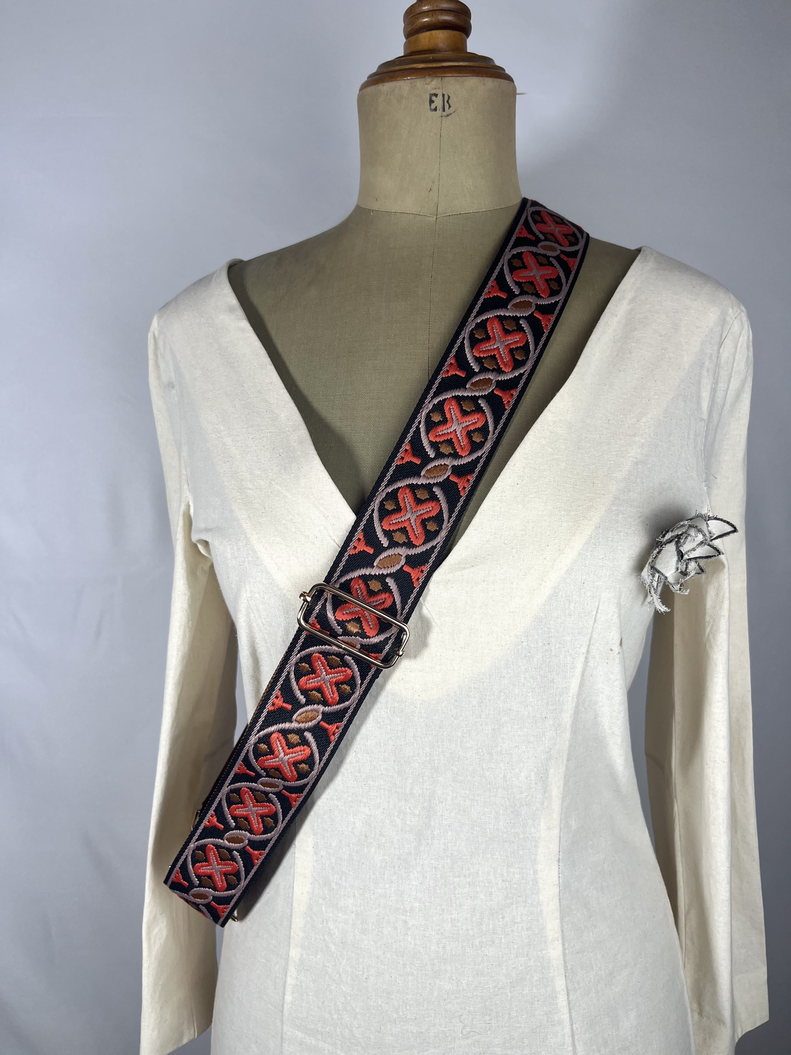Rosetta — accesorio naranja y rosa y negro y marron artesanal de Lucía Lacunza
