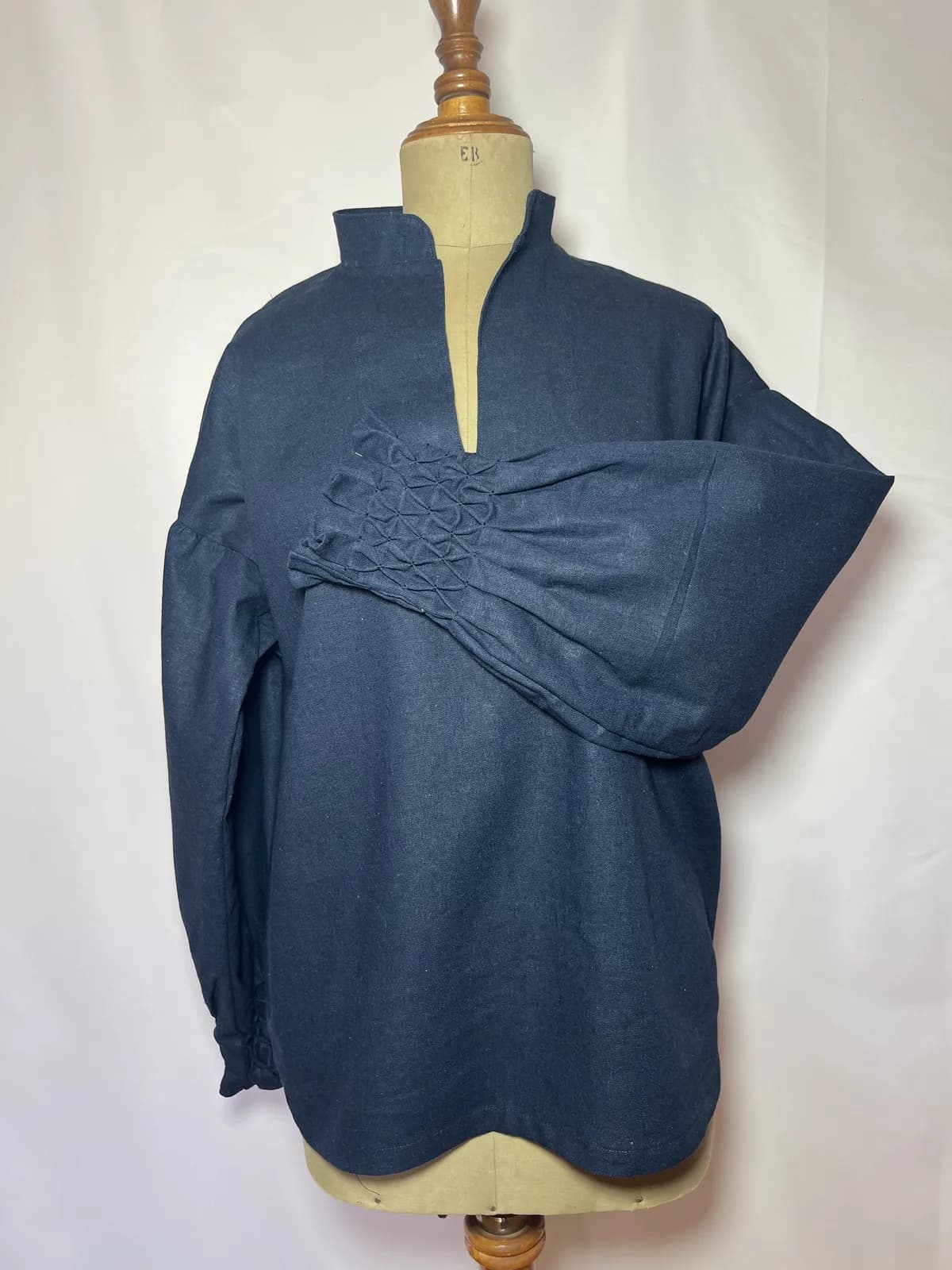 Azur — blusa azul marino artesanal de Lucía Lacunza