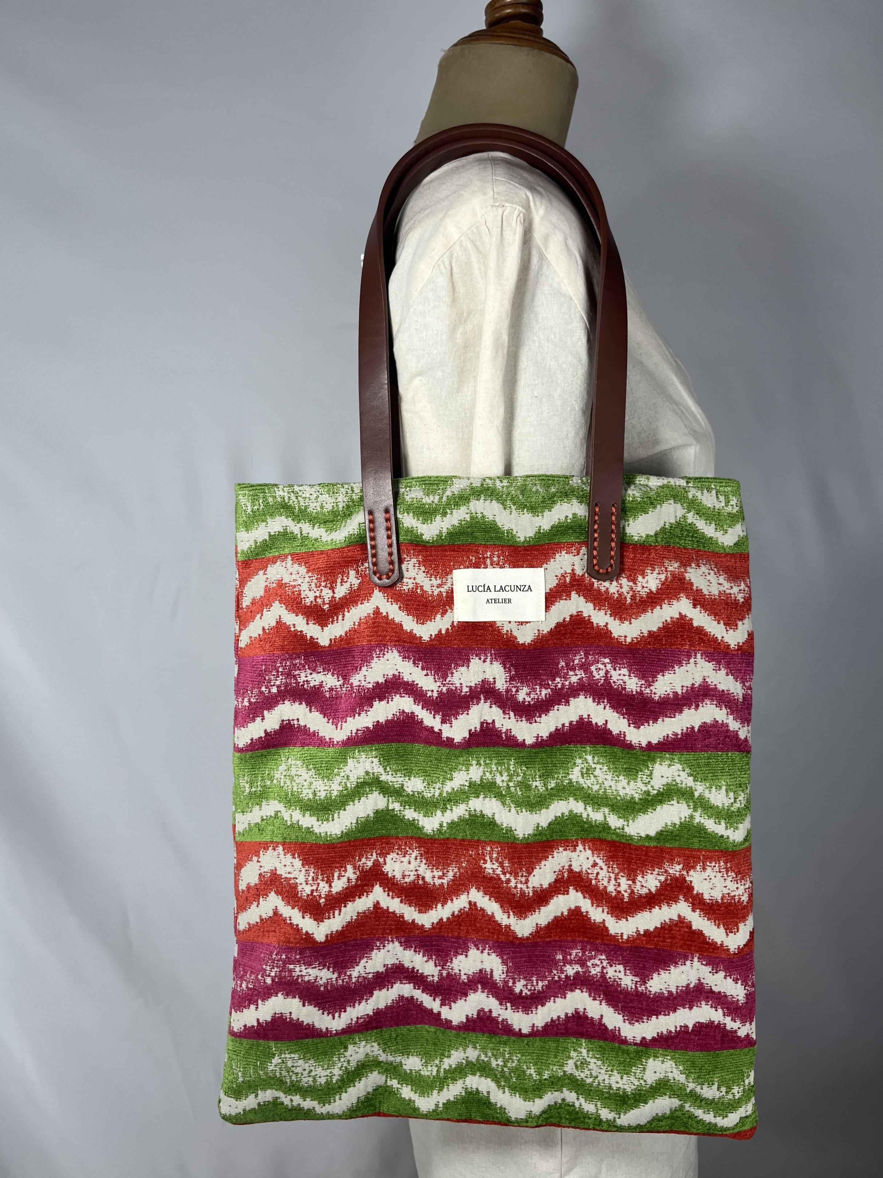 Albahaca — bolso verde y coral y buganvilla y blanco y marrón artesanal de Lucía Lacunza