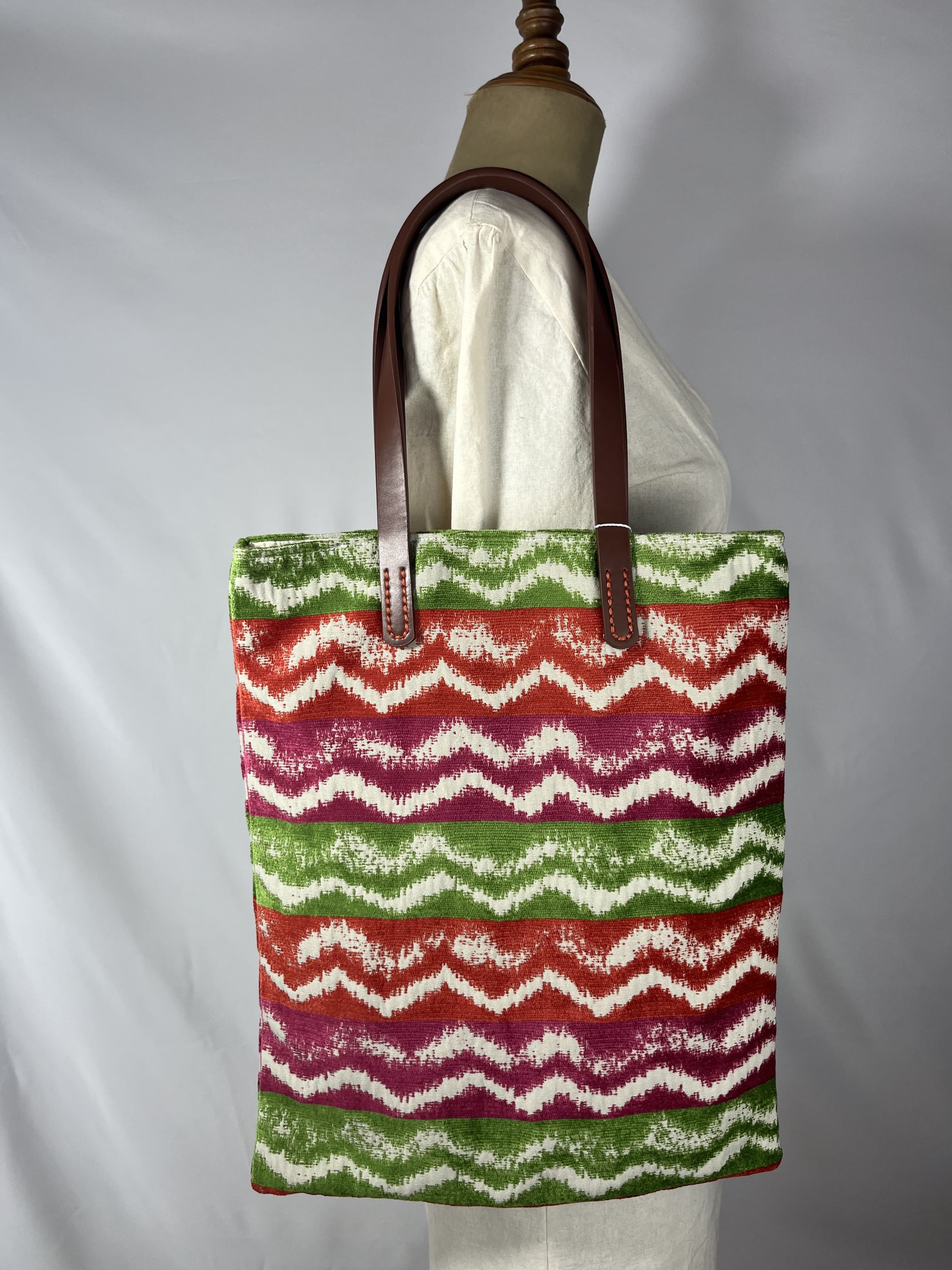 Albahaca — bolso verde y coral y buganvilla y blanco y marrón artesanal de Lucía Lacunza · vista 2