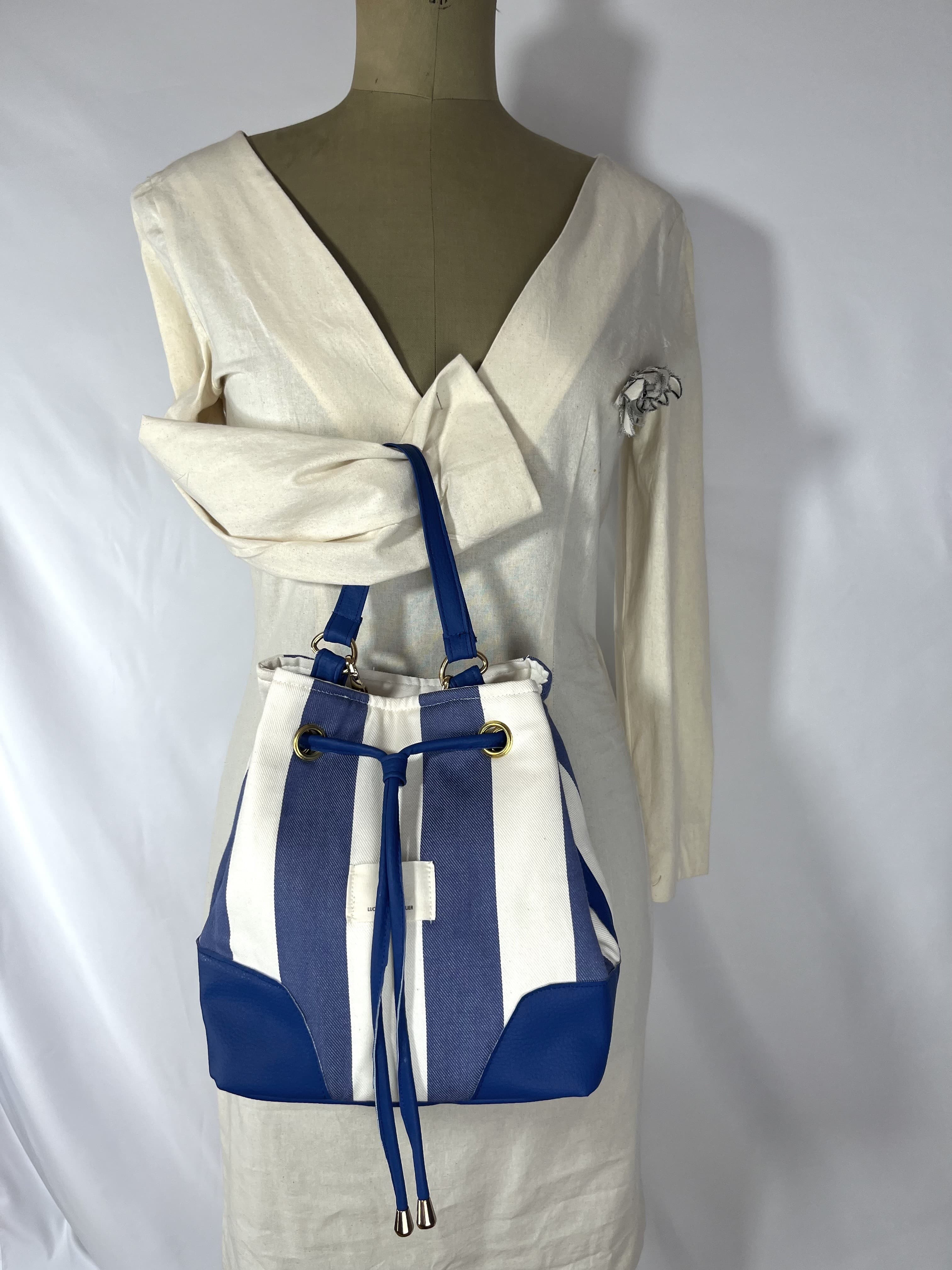 Mistral — bolso azul y blanco artesanal de Lucía Lacunza