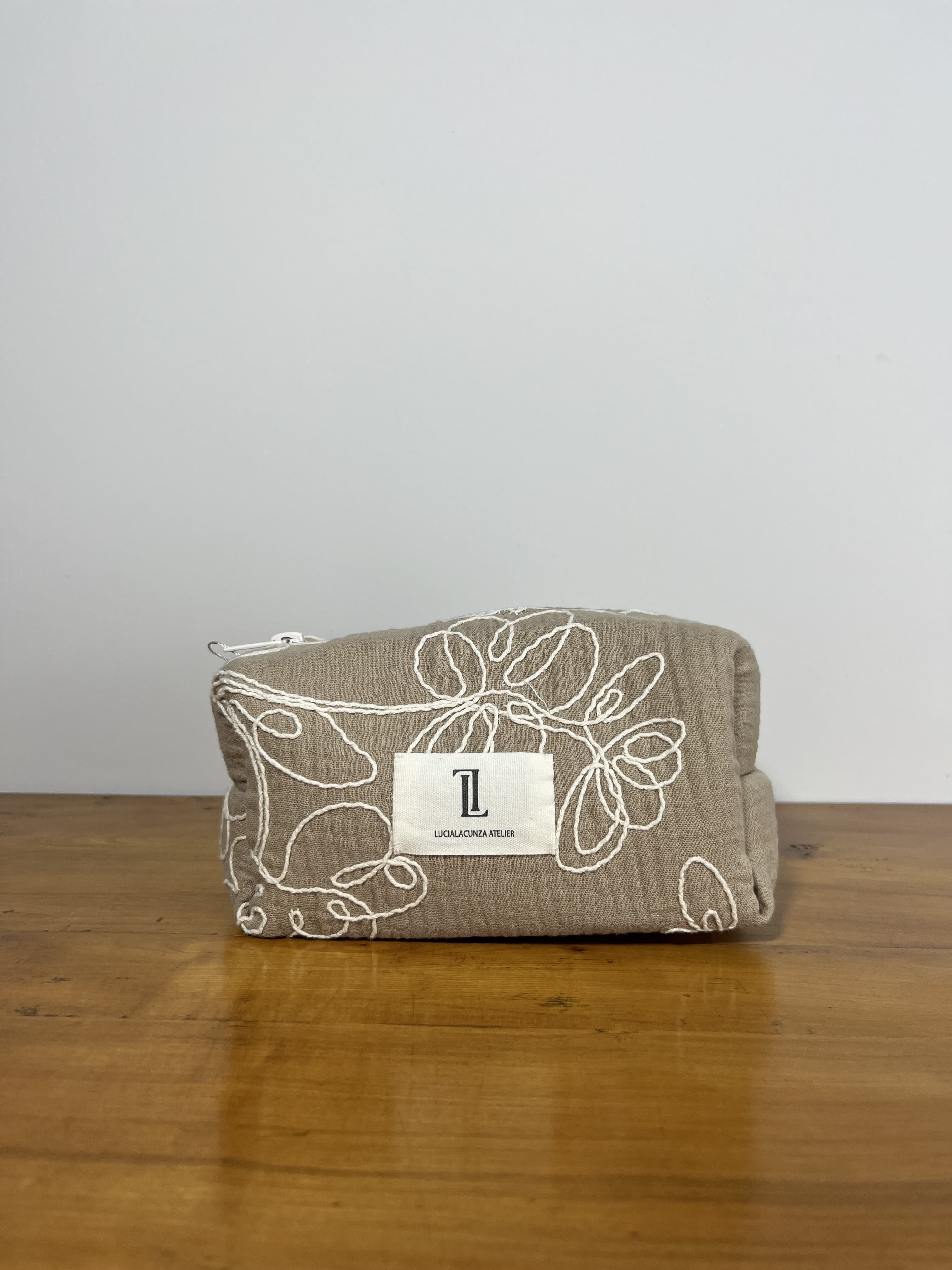Lua — neceser marron y beige artesanal de Lucía Lacunza