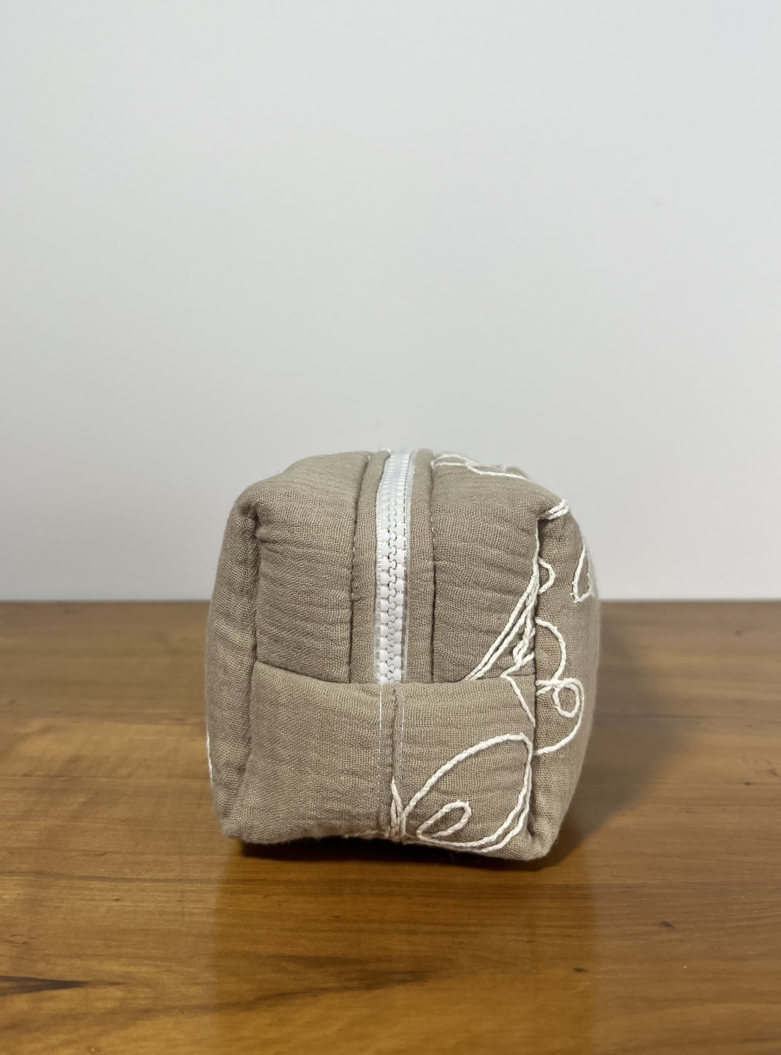 Lua — neceser marron y beige artesanal de Lucía Lacunza · vista 3