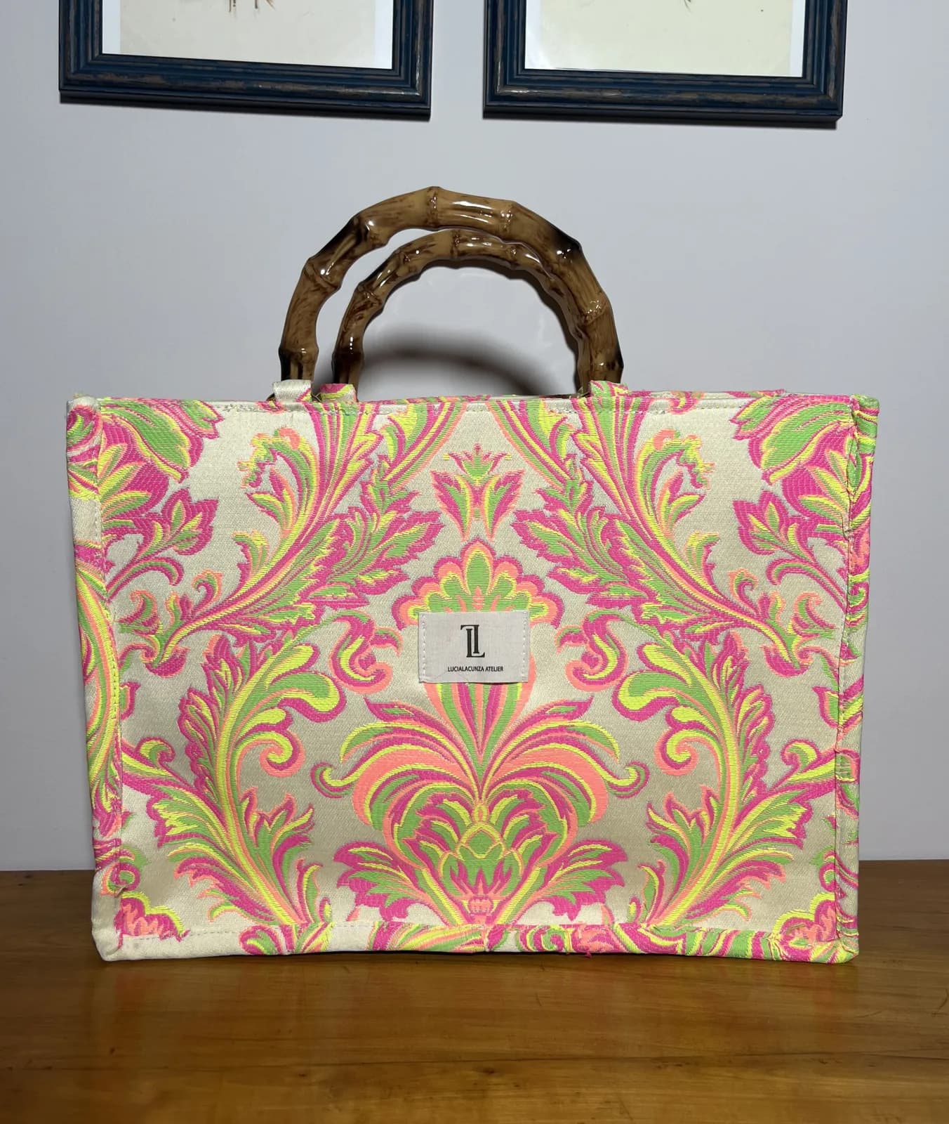 Sol de Coral — bolso rosa y beige y verde fosforito y marrón artesanal de Lucía Lacunza