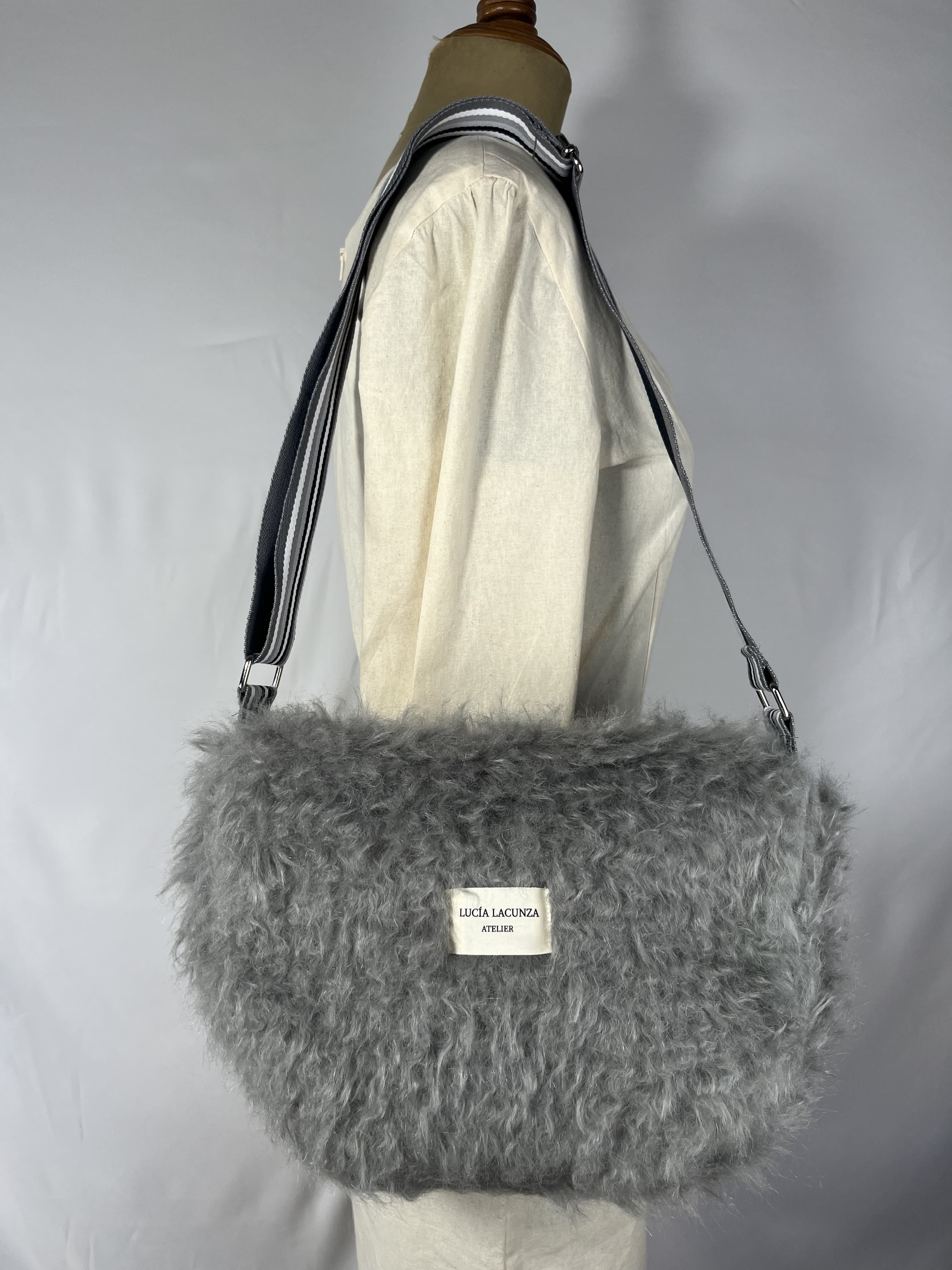 Nebbia — bolso gris y negro y blanco artesanal de Lucía Lacunza