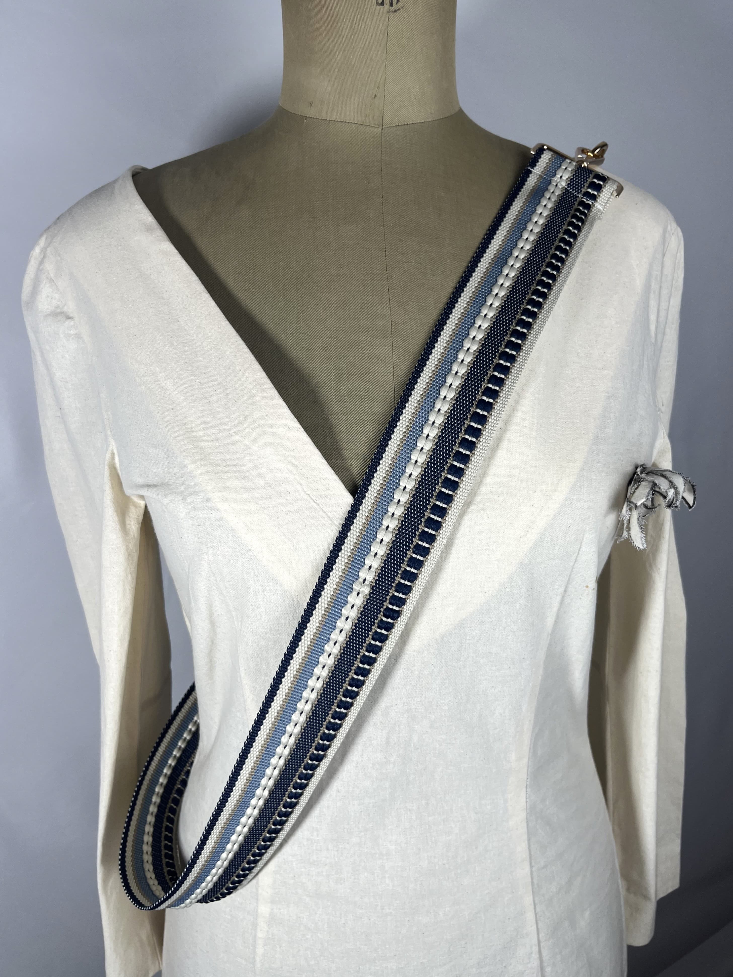 Horizonte — accesorio azul marino y azul claro y blanco y beige artesanal de Lucía Lacunza