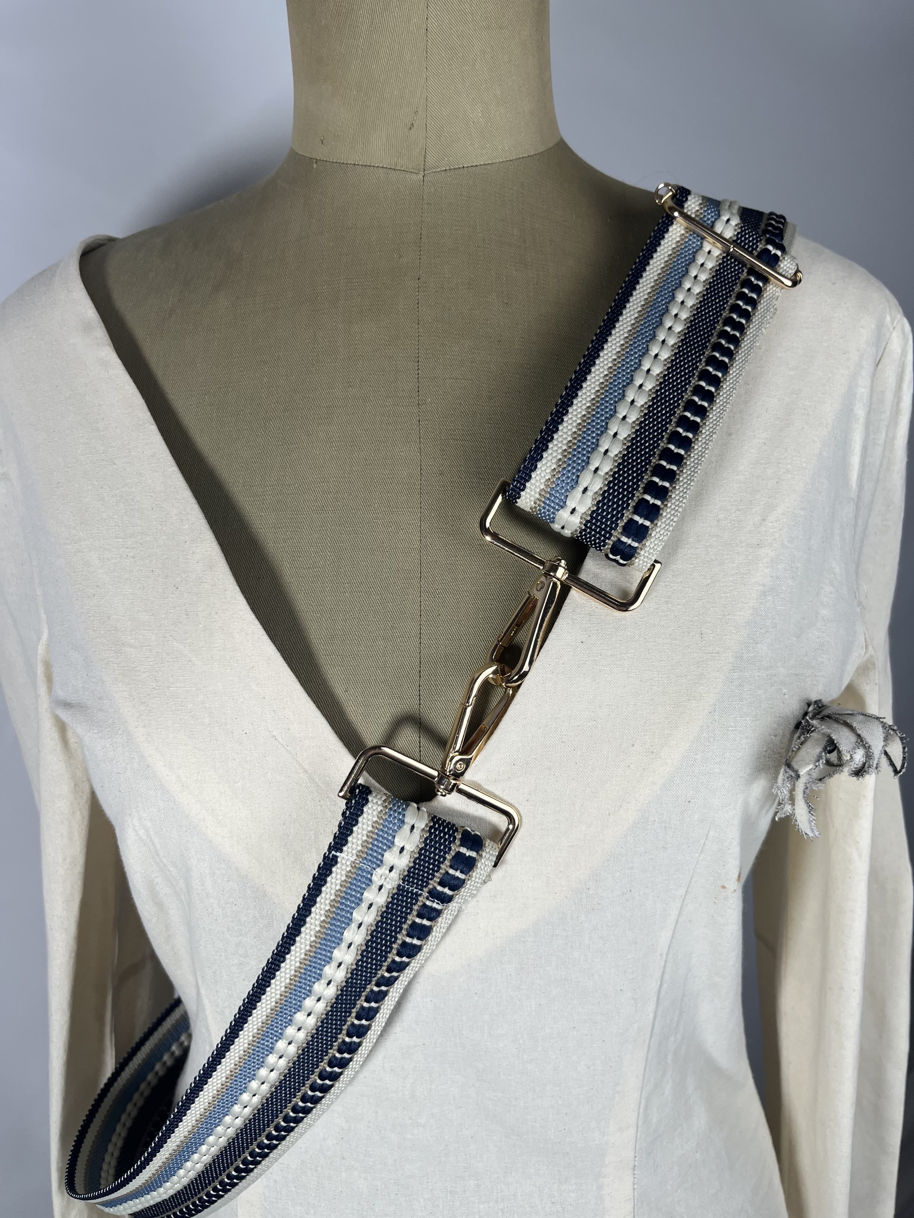 Horizonte — accesorio azul marino y azul claro y blanco y beige artesanal de Lucía Lacunza · vista 2