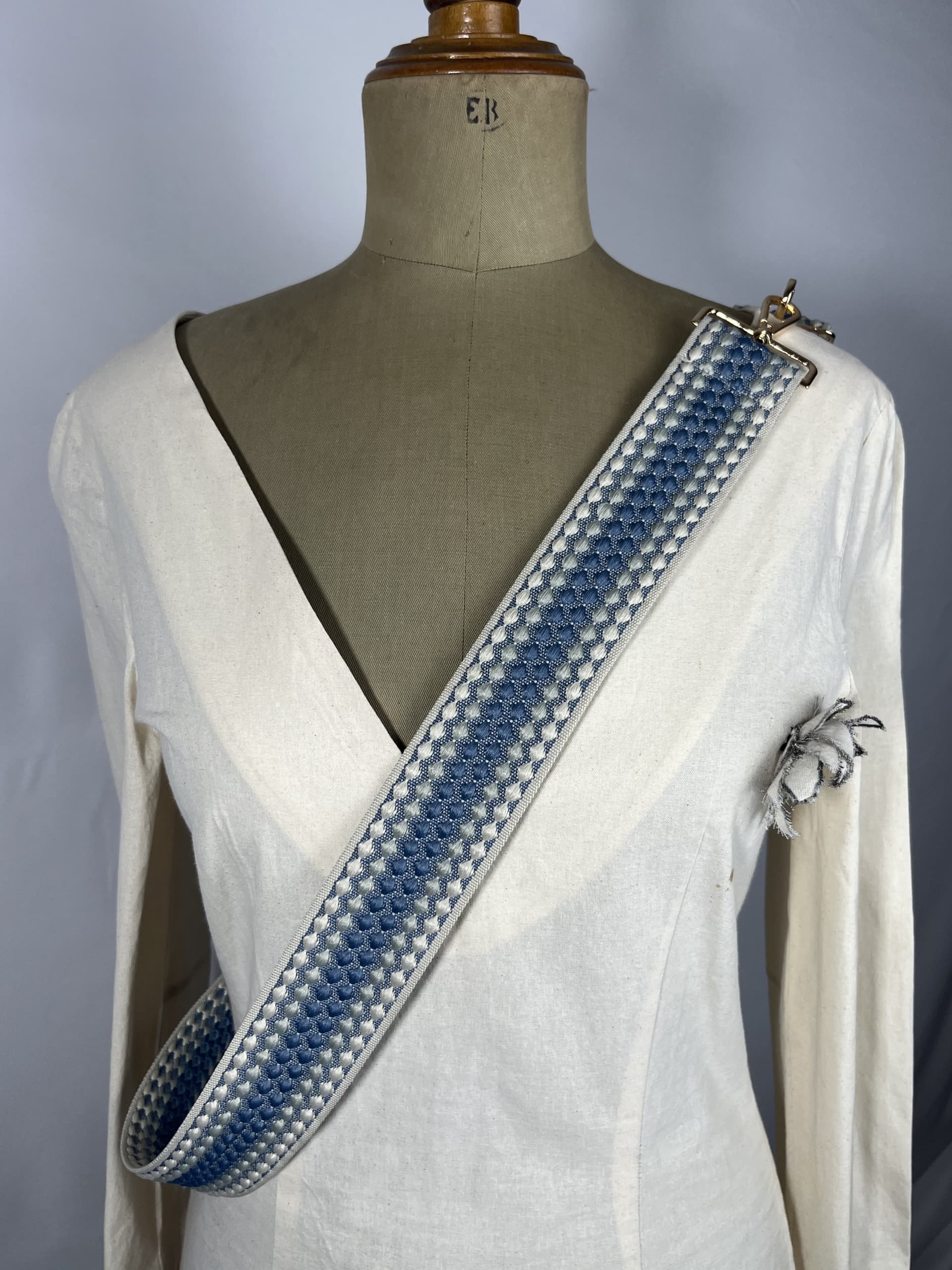Glaciar — accesorio azul y blanco y beige artesanal de Lucía Lacunza