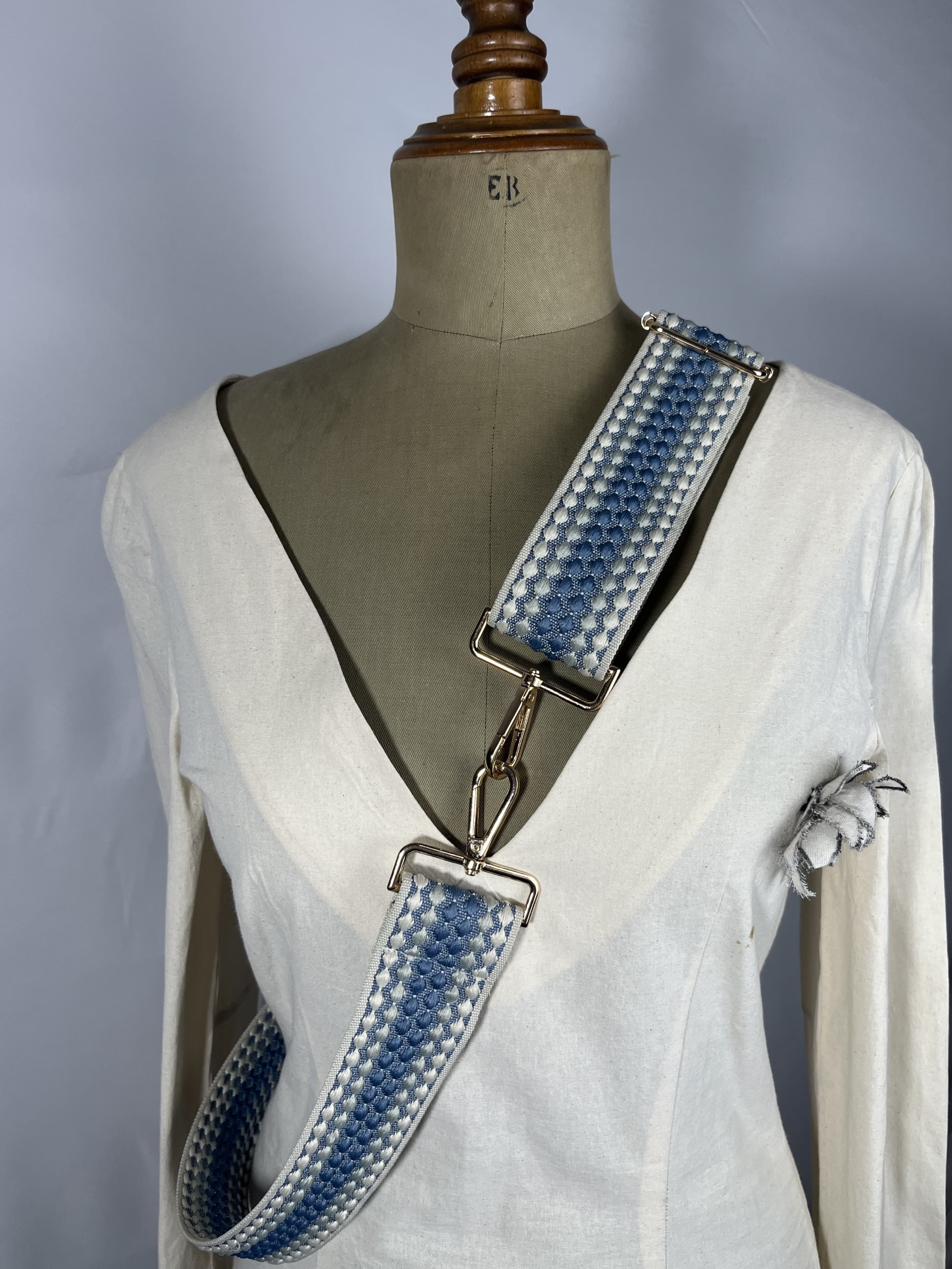Glaciar — accesorio azul y blanco y beige artesanal de Lucía Lacunza · vista 2