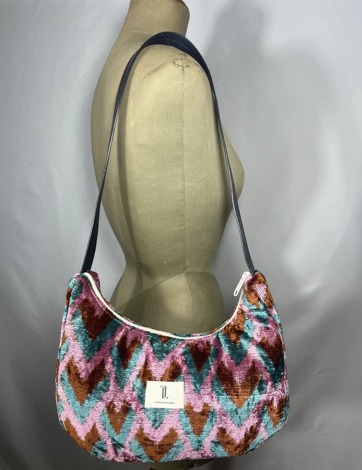 Kaleido — bolso rosa y azul y marrón artesanal de Lucía Lacunza