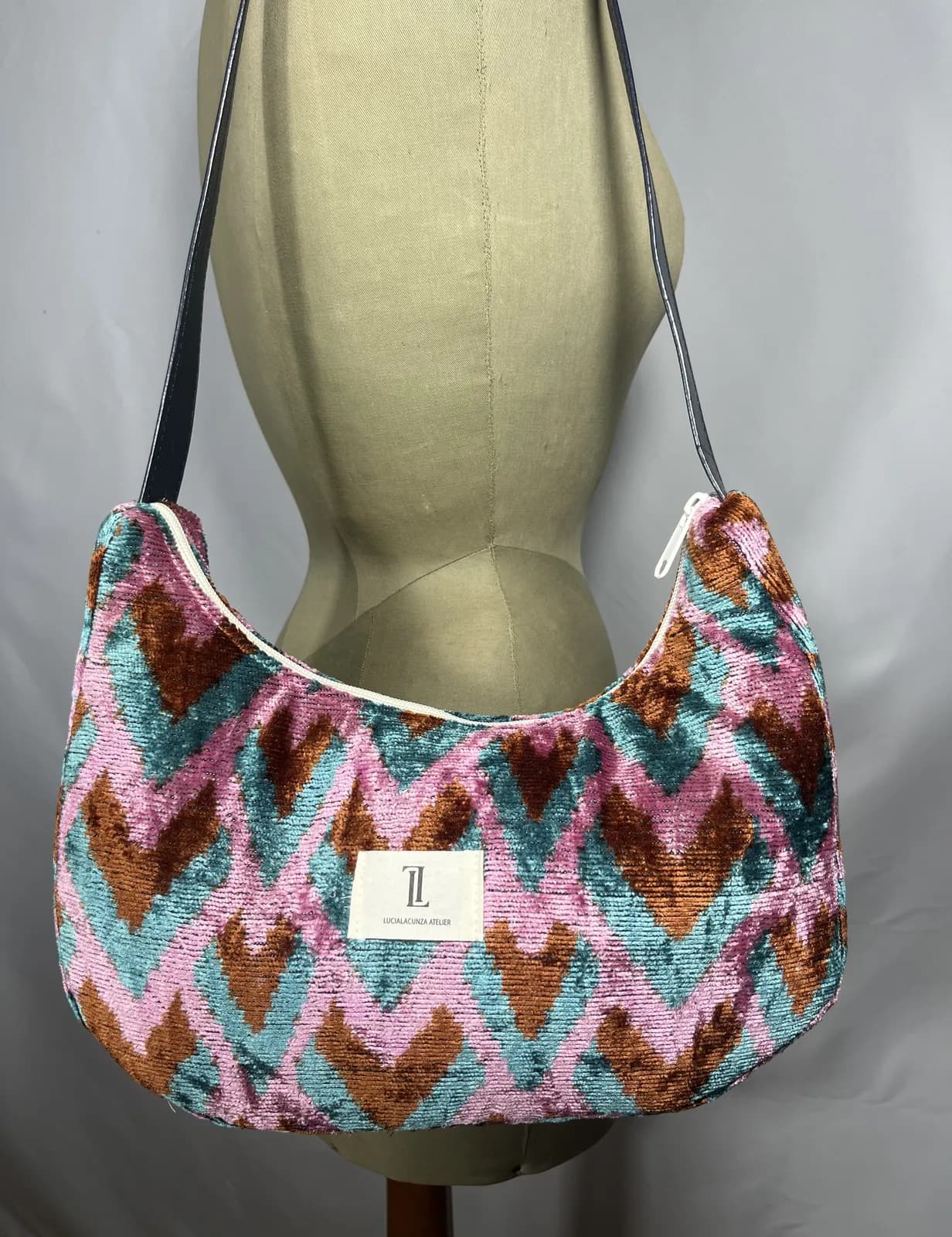 Kaleido — bolso rosa y azul y marrón artesanal de Lucía Lacunza · vista 2