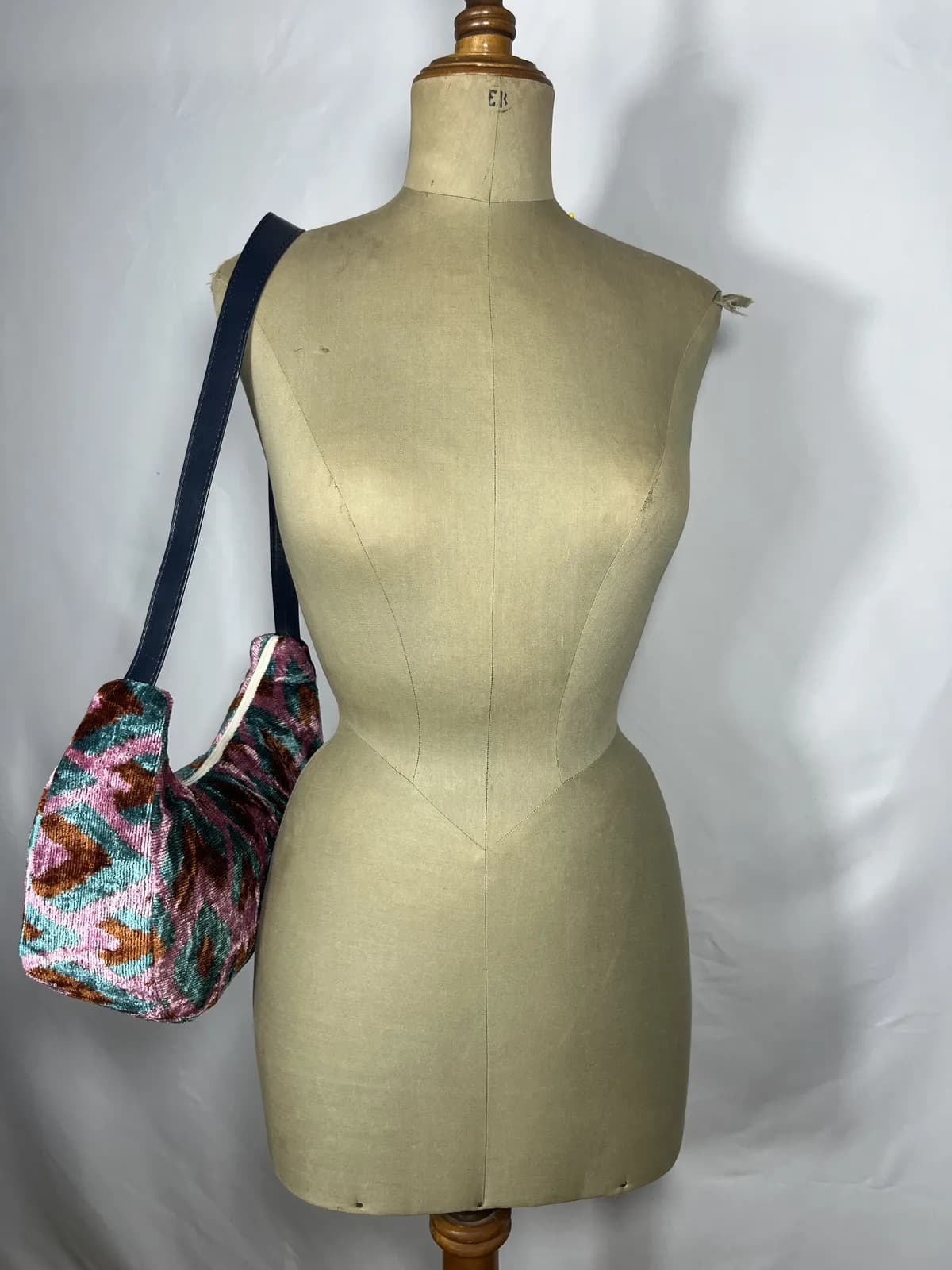 Kaleido — bolso rosa y azul y marrón artesanal de Lucía Lacunza · vista 3