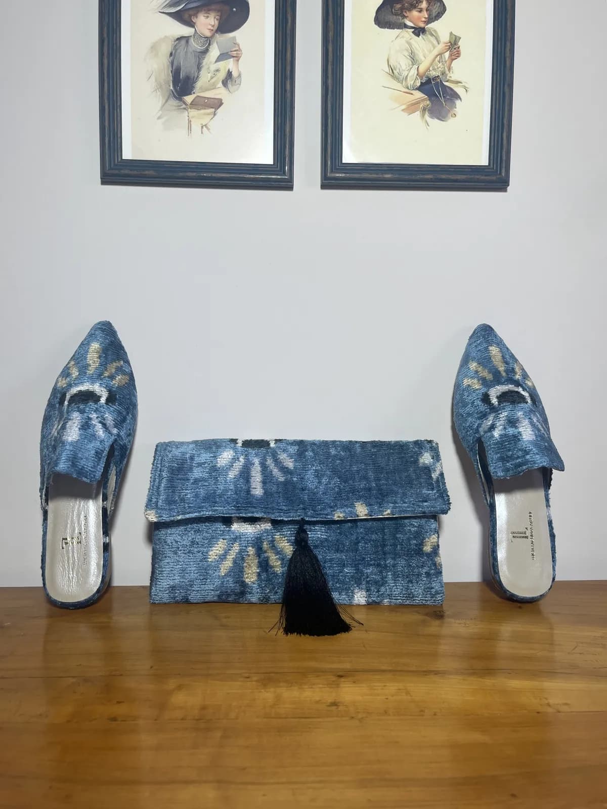 Blue Velvet — mules azul y negro y blanco artesanal de Lucía Lacunza