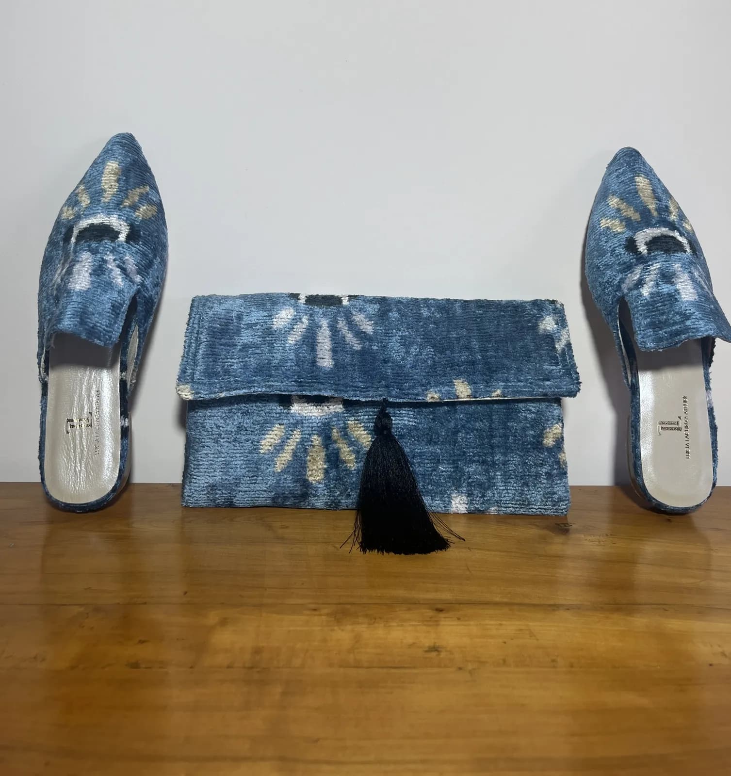 Blue Velvet — mules azul y negro y blanco artesanal de Lucía Lacunza · vista 4