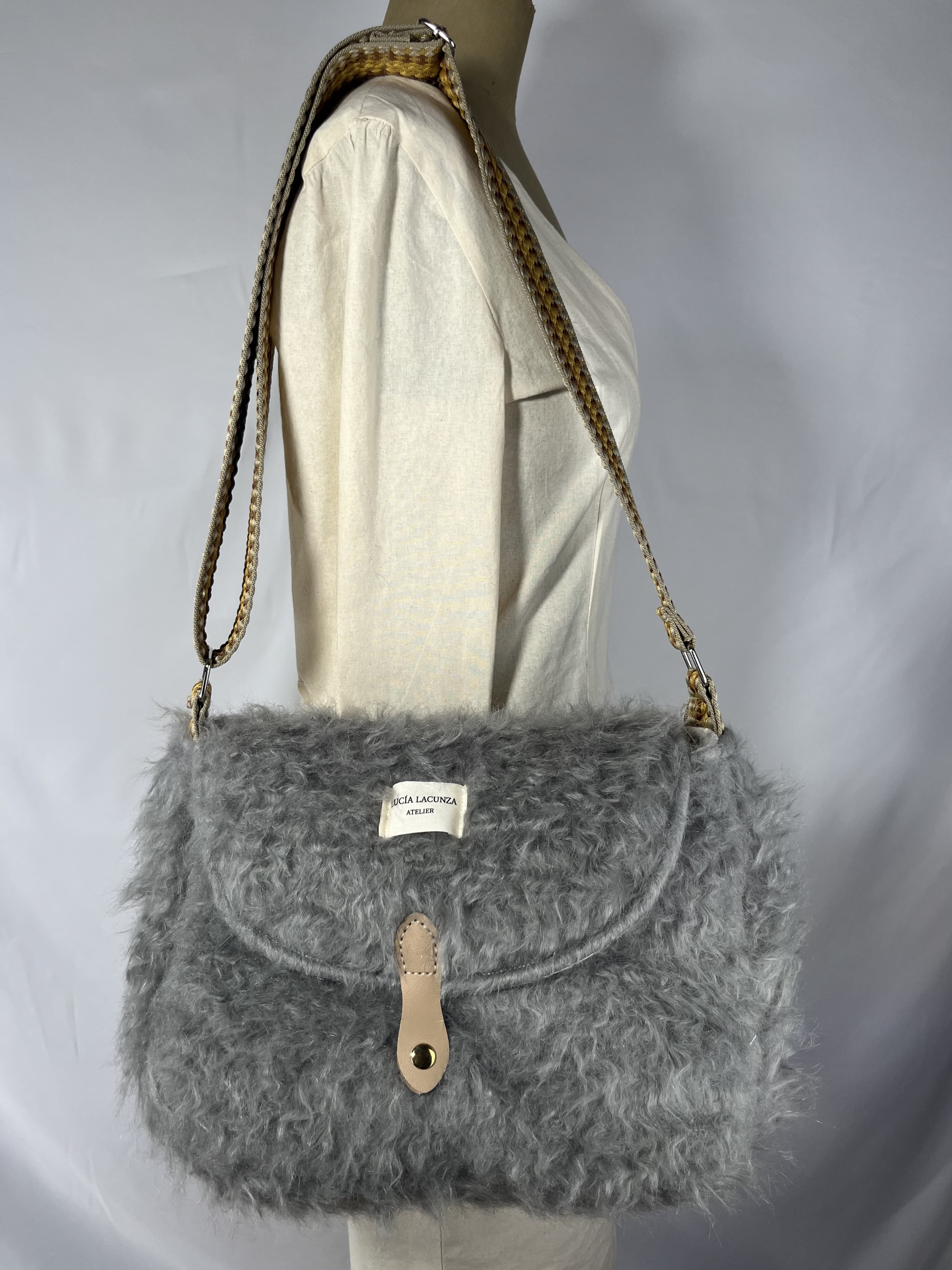 Ceniza — bolso amarillo y marrón y gris artesanal de Lucía Lacunza