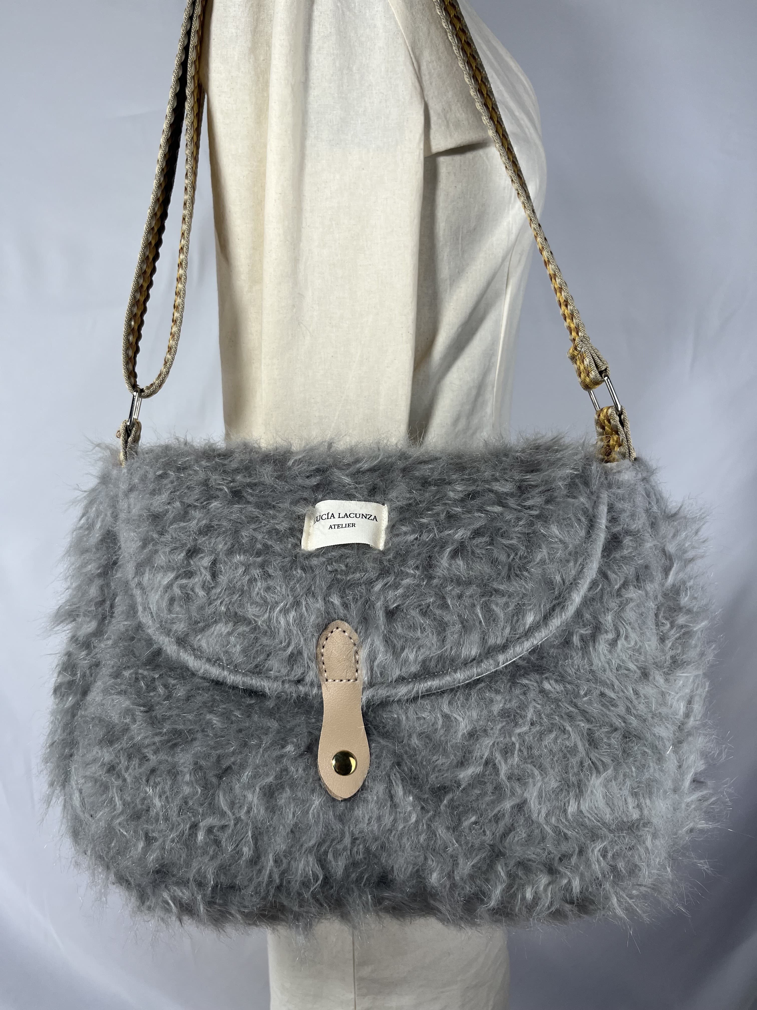 Ceniza — bolso amarillo y marrón y gris artesanal de Lucía Lacunza · vista 3