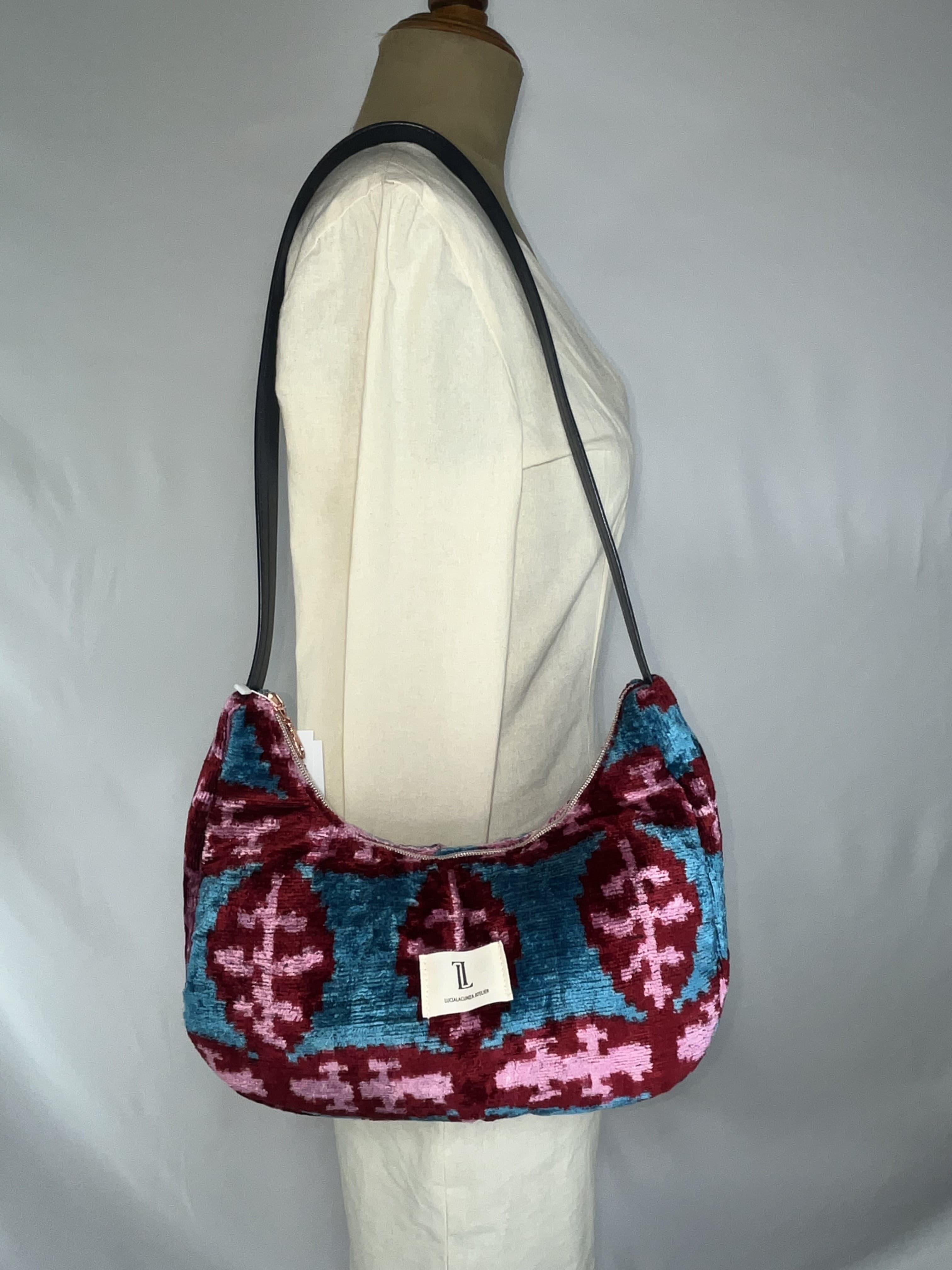 Zafira — bolso azul y rosa y rojo artesanal de Lucía Lacunza
