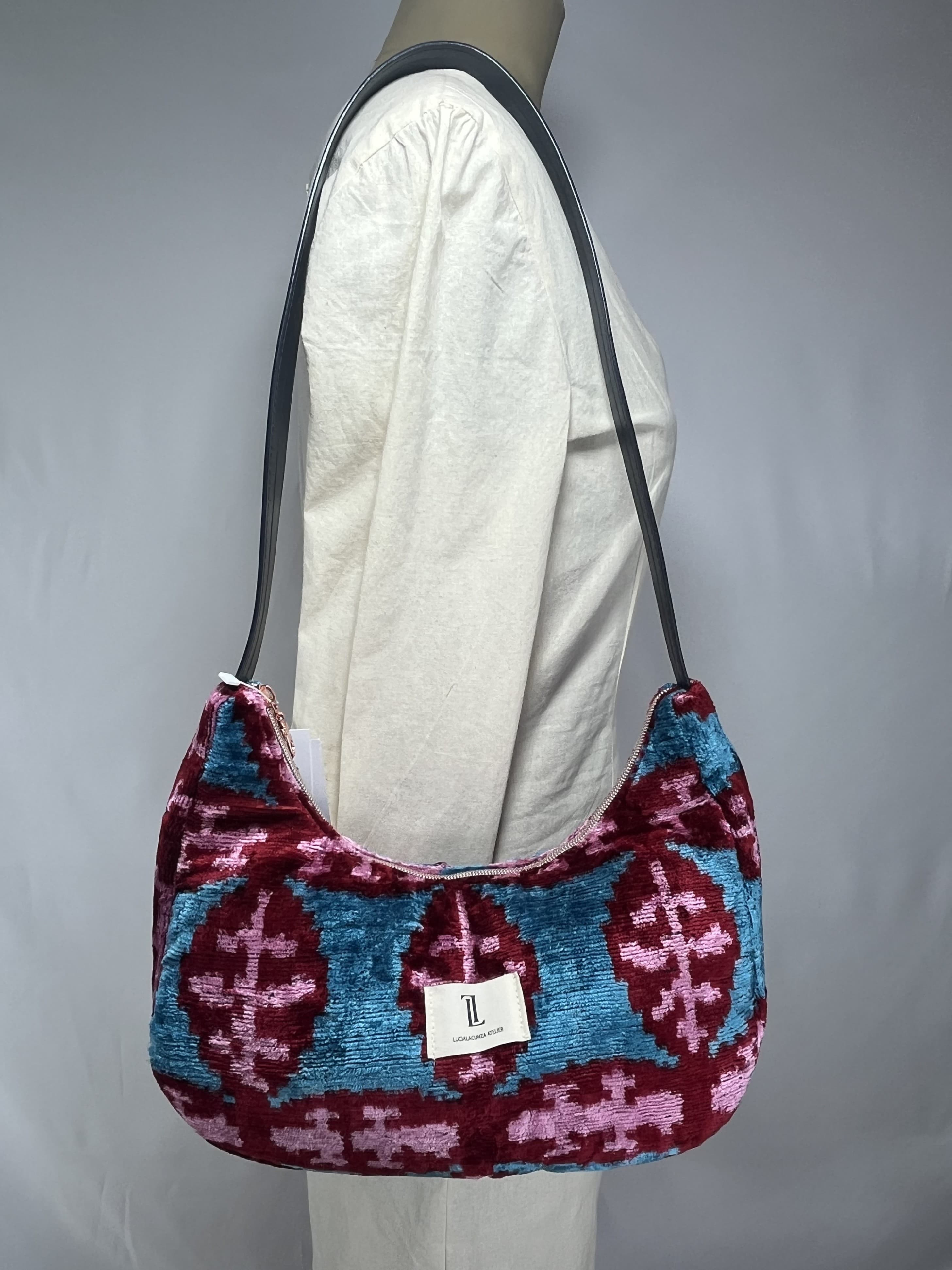 Zafira — bolso azul y rosa y rojo artesanal de Lucía Lacunza · vista 2