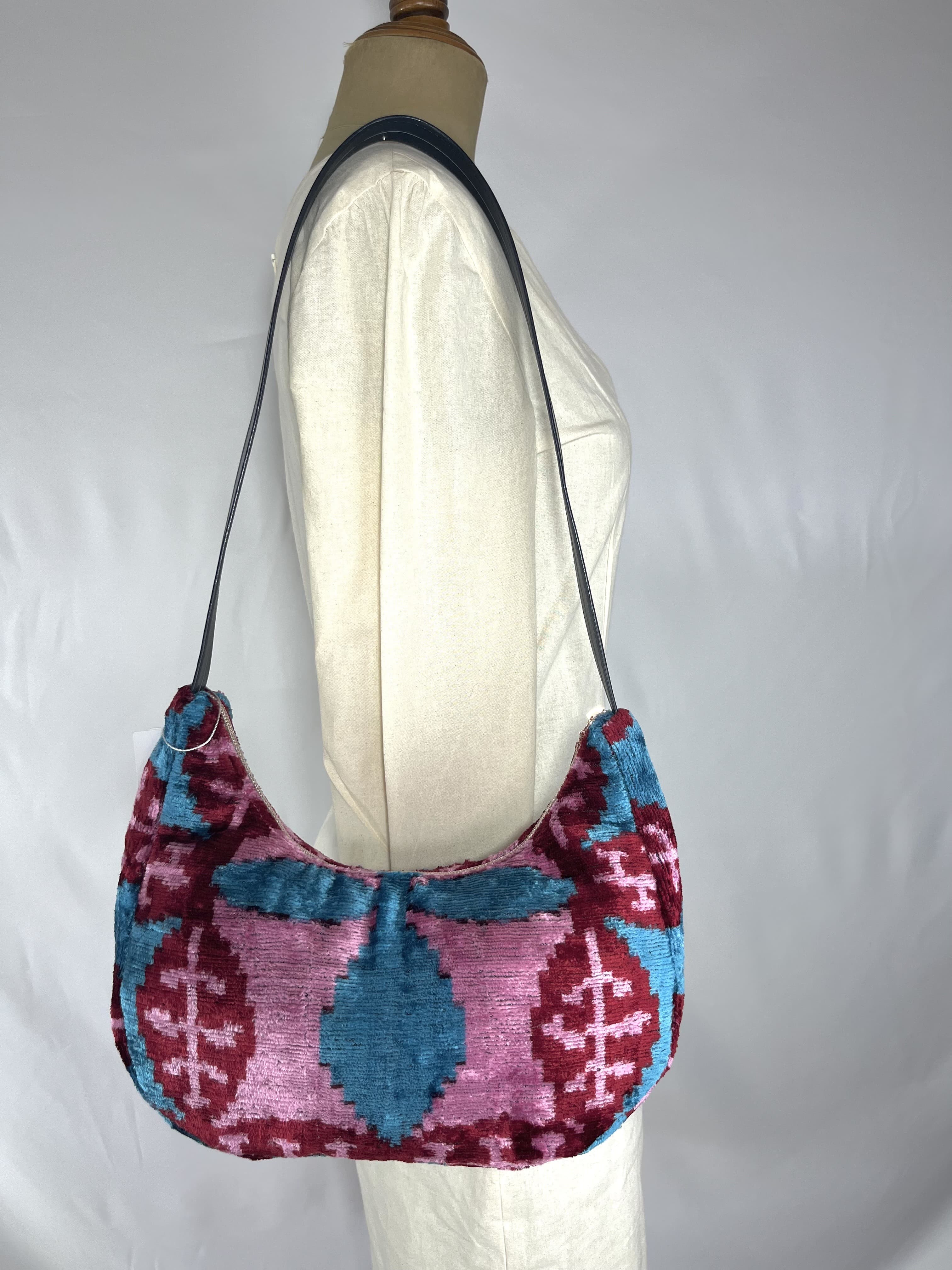 Zafira — bolso azul y rosa y rojo artesanal de Lucía Lacunza · vista 3