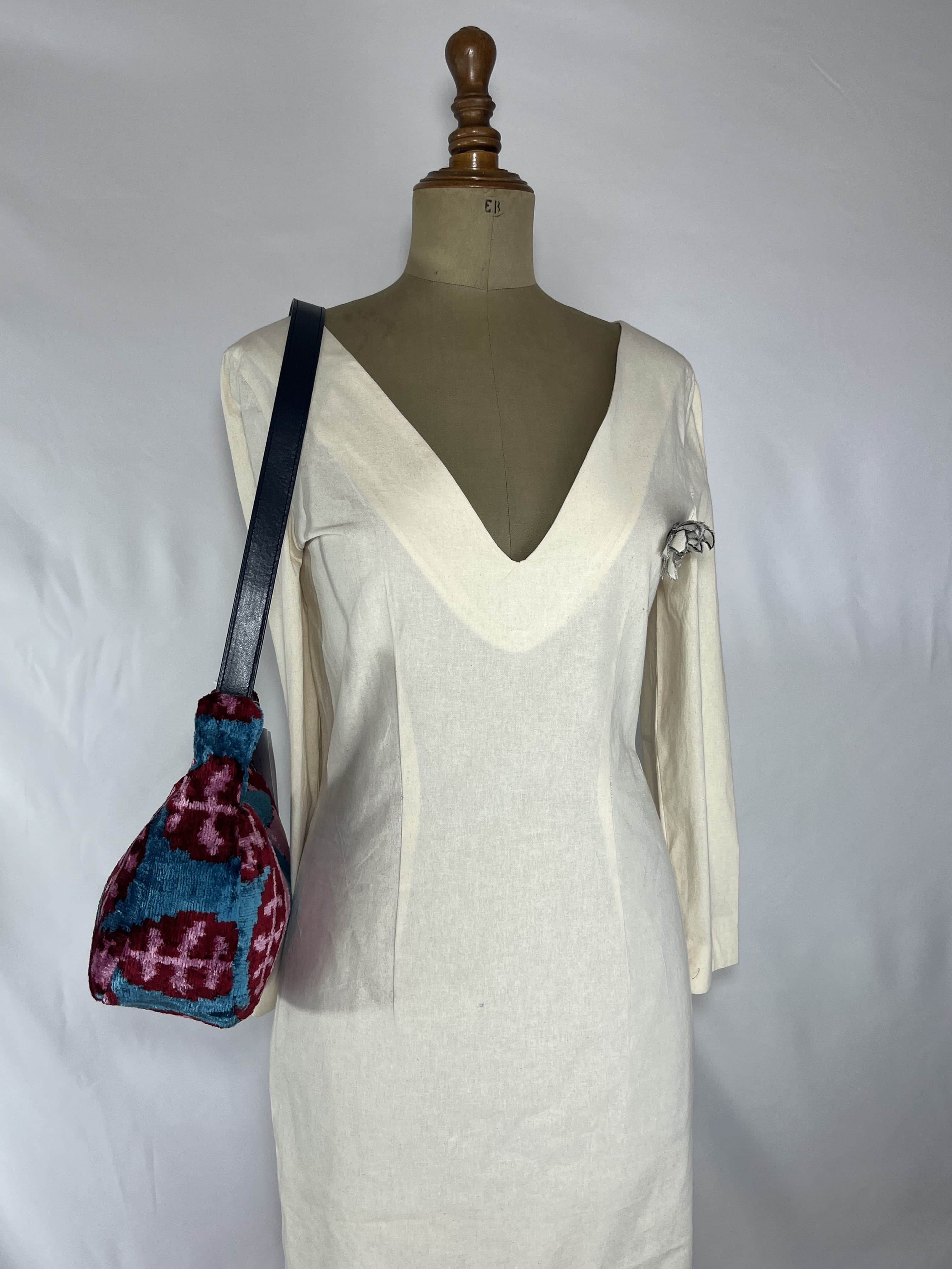 Zafira — bolso azul y rosa y rojo artesanal de Lucía Lacunza · vista 4