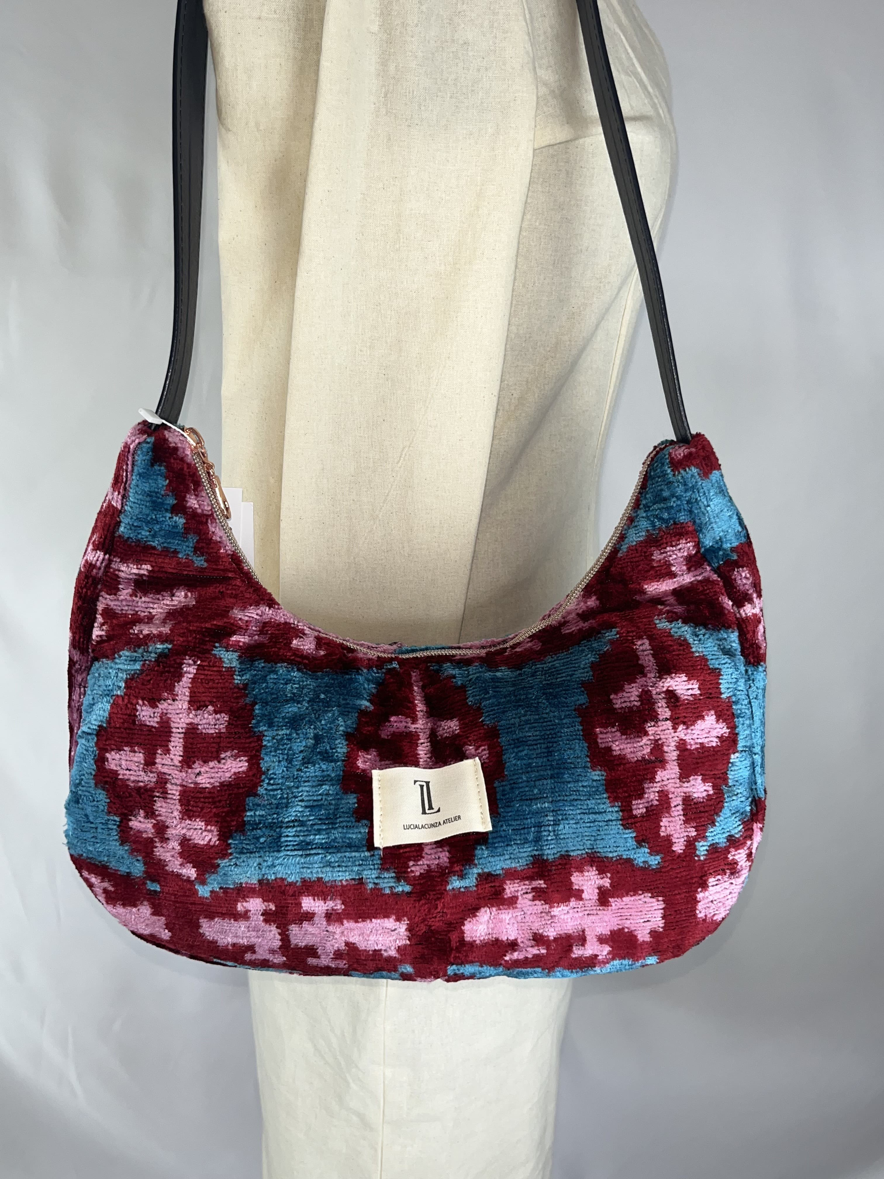 Zafira — bolso azul y rosa y rojo artesanal de Lucía Lacunza · vista 5