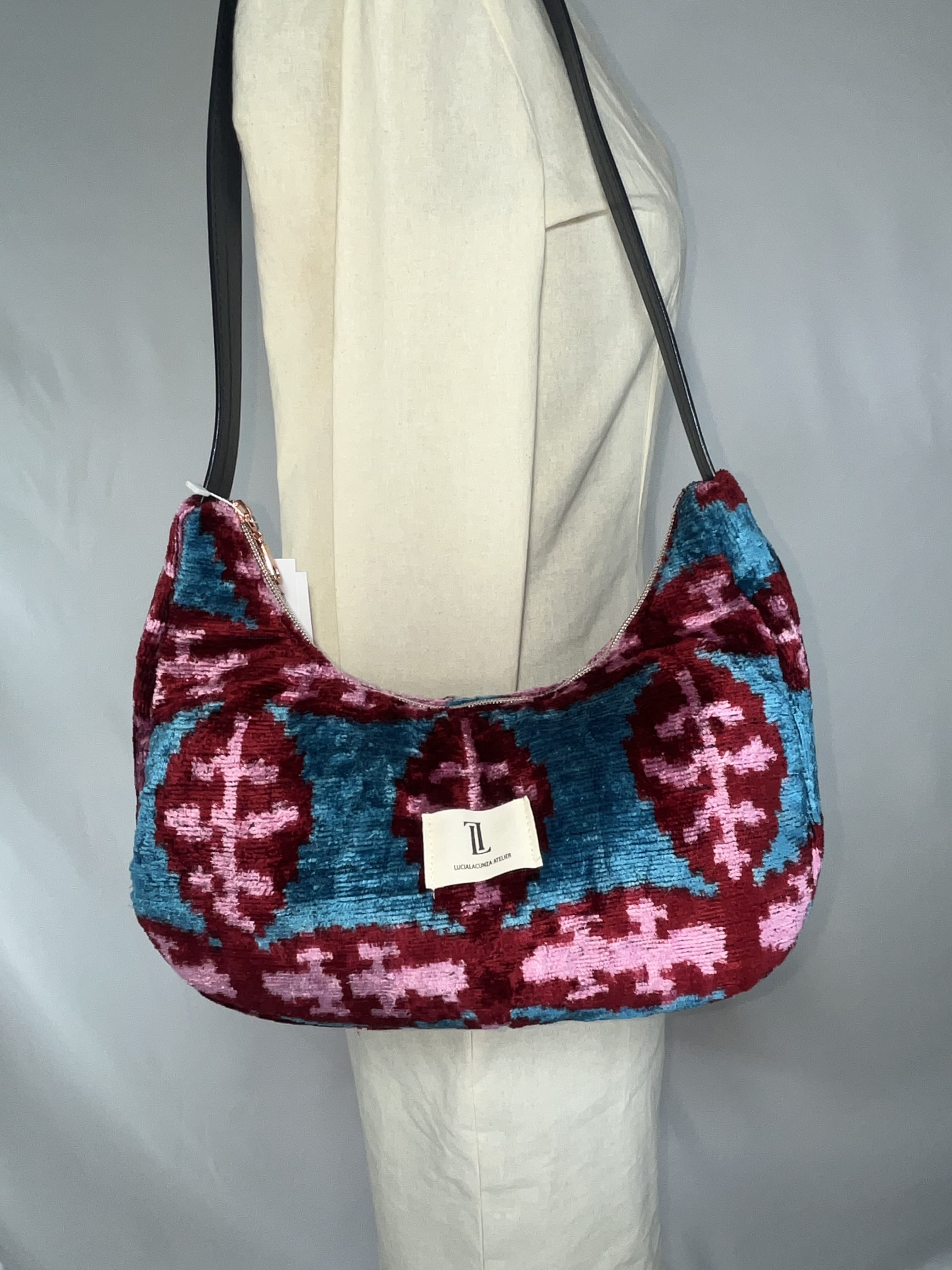 Zafira — bolso azul y rosa y rojo artesanal de Lucía Lacunza · vista 6