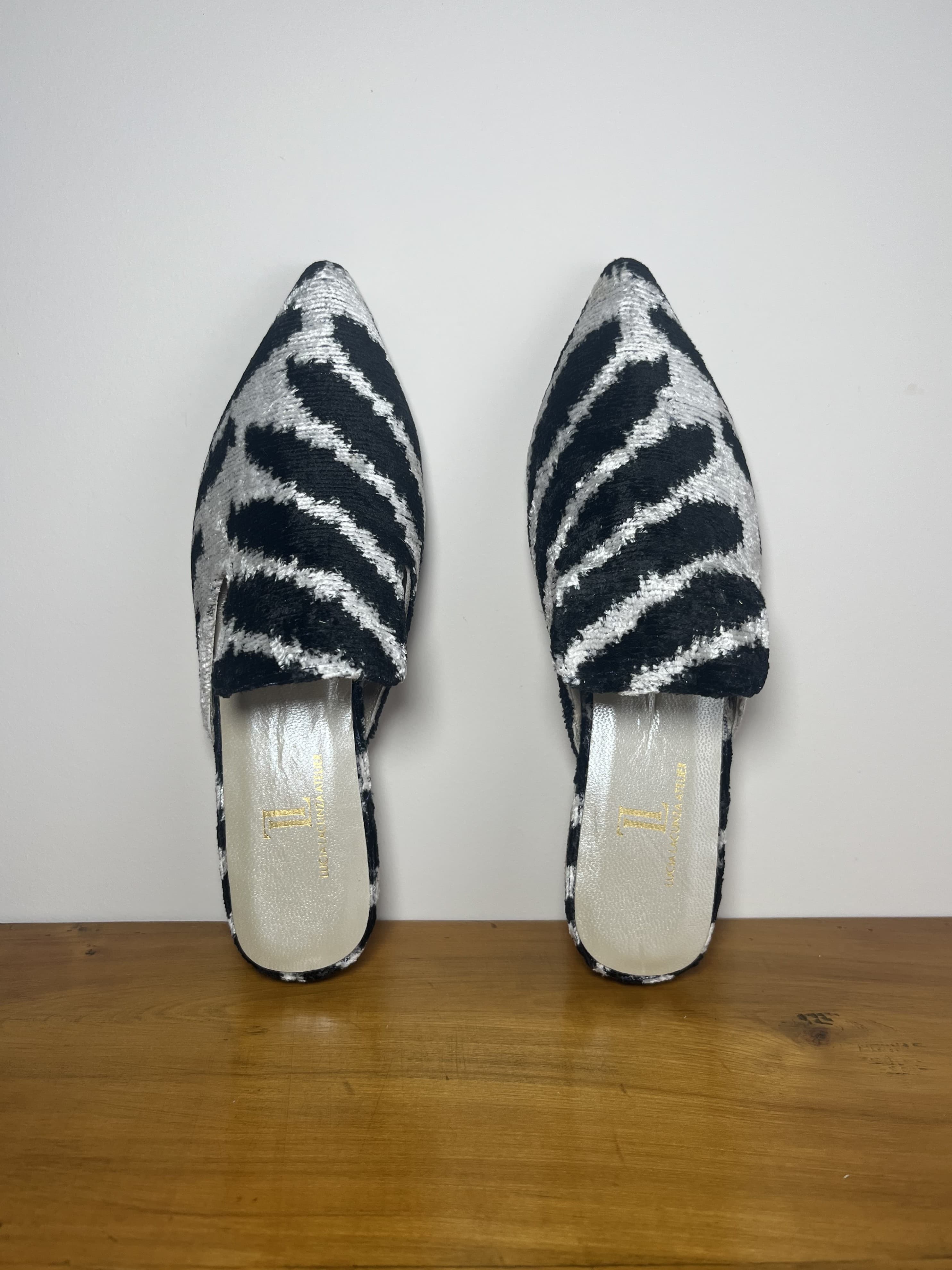 Verona — mules negro y blanco artesanal de Lucía Lacunza
