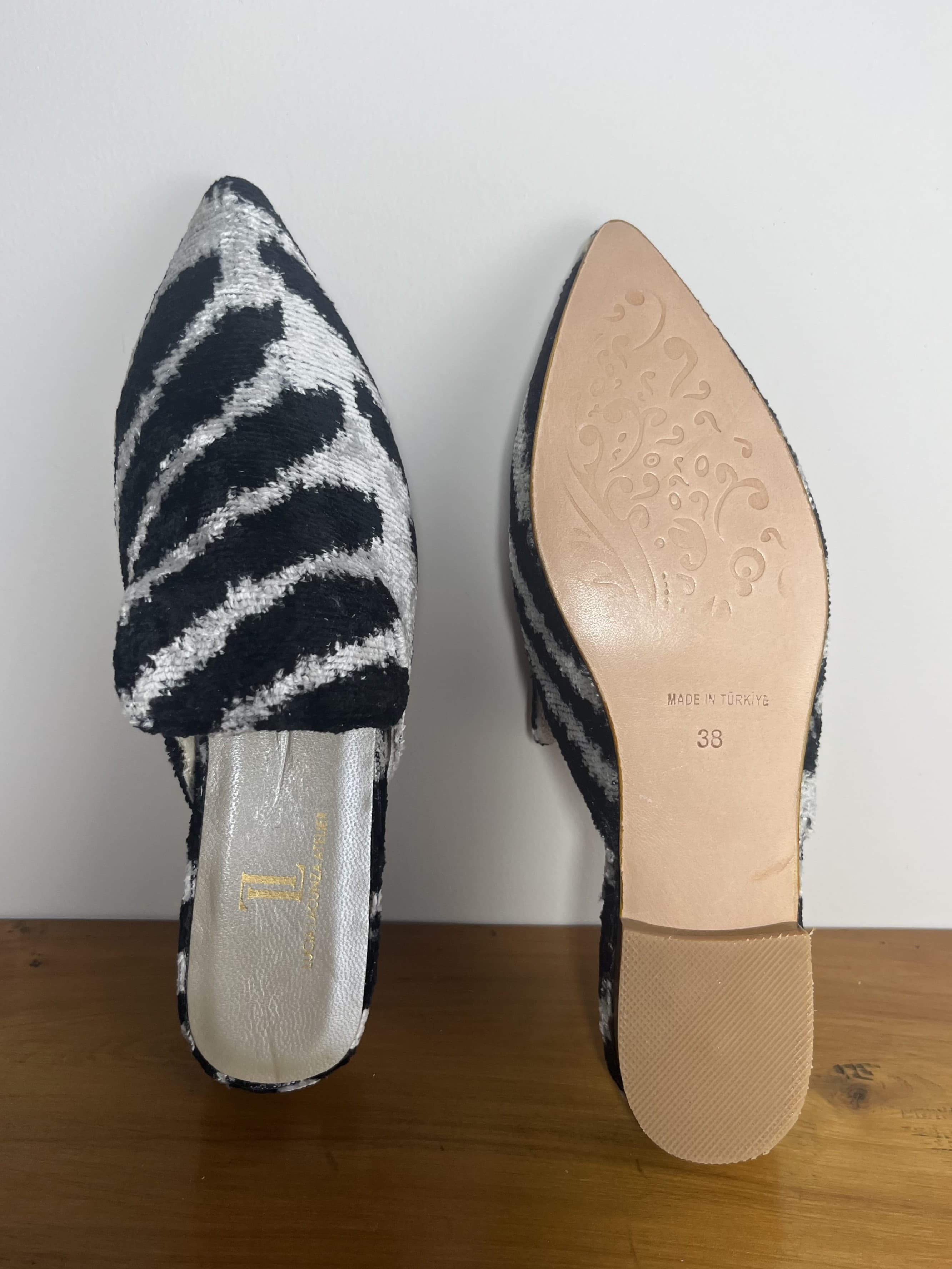 Verona — mules negro y blanco artesanal de Lucía Lacunza · vista 2
