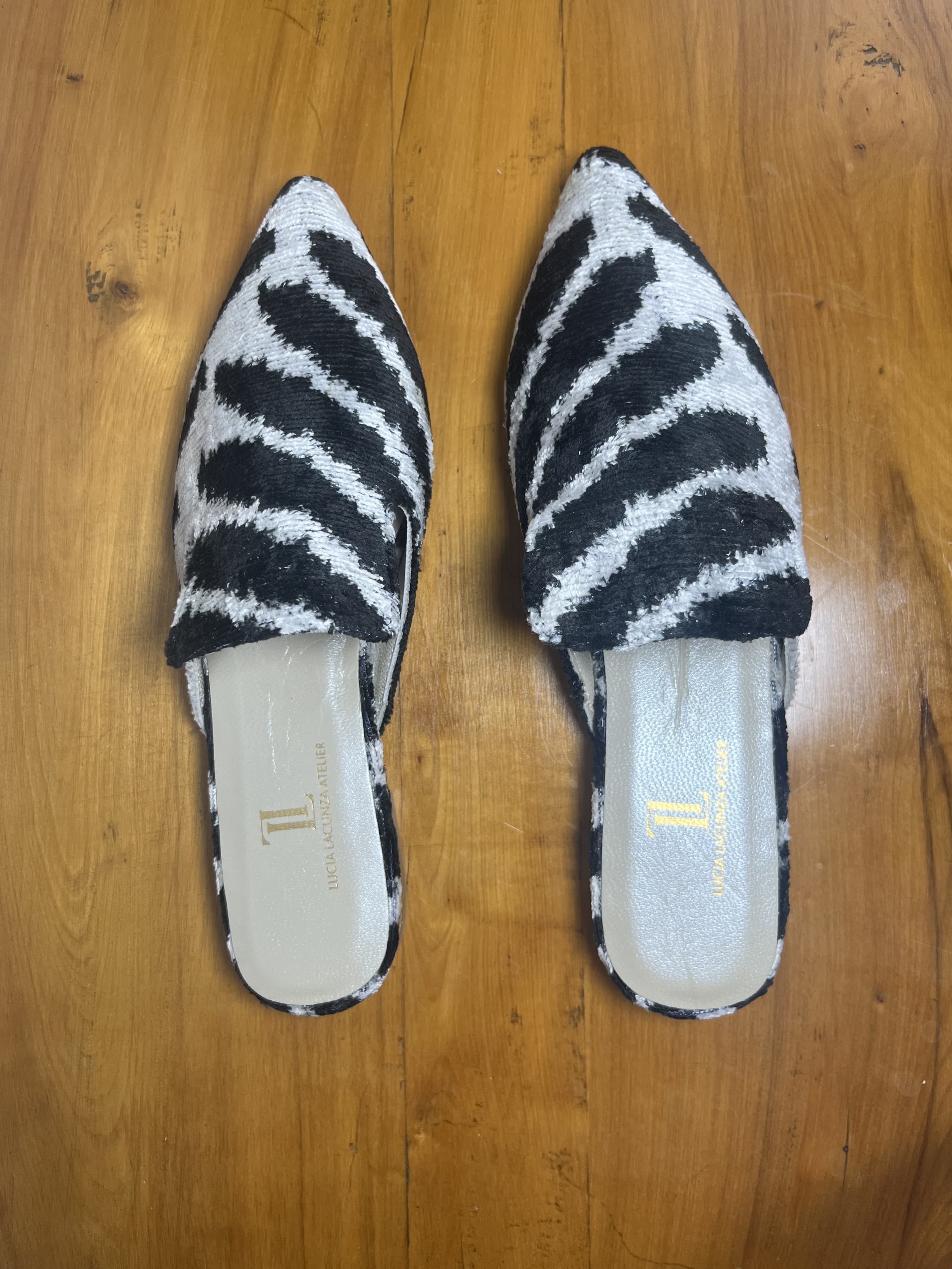 Verona — mules negro y blanco artesanal de Lucía Lacunza · vista 4
