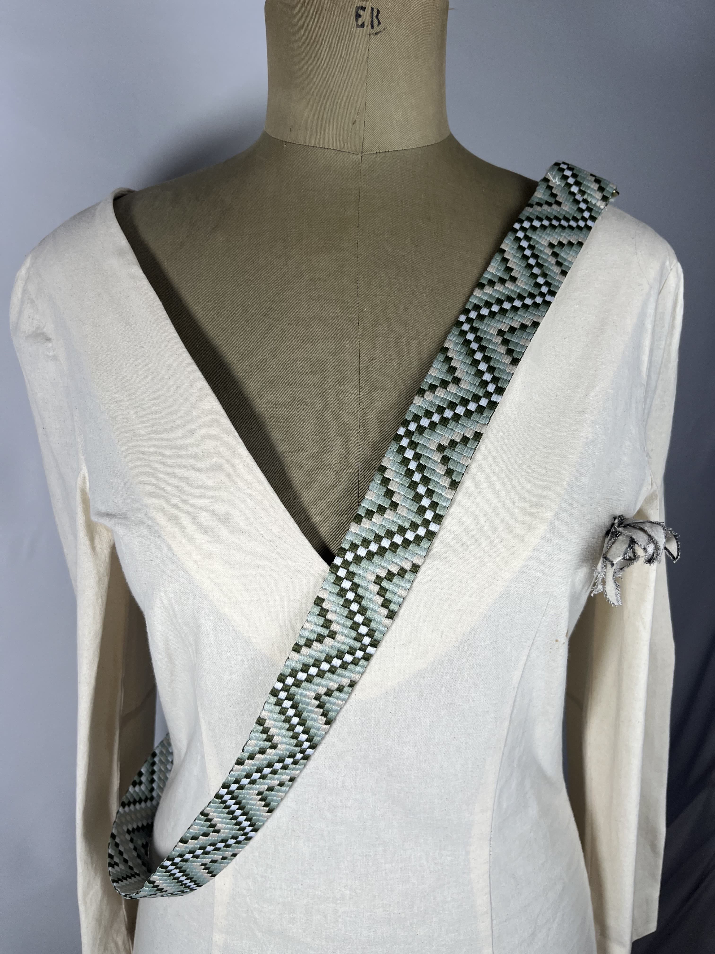 Nardic — accesorio verde y gris y negro artesanal de Lucía Lacunza