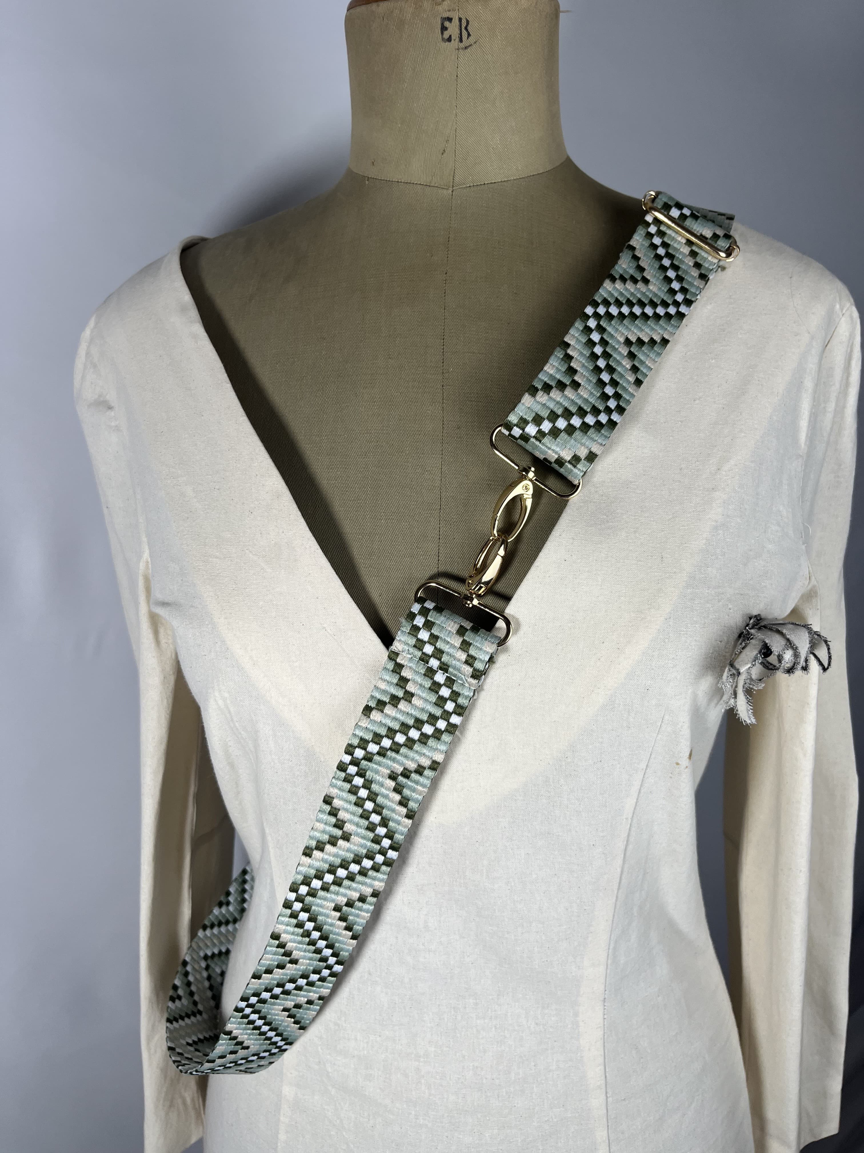 Nardic — accesorio verde y gris y negro artesanal de Lucía Lacunza · vista 2