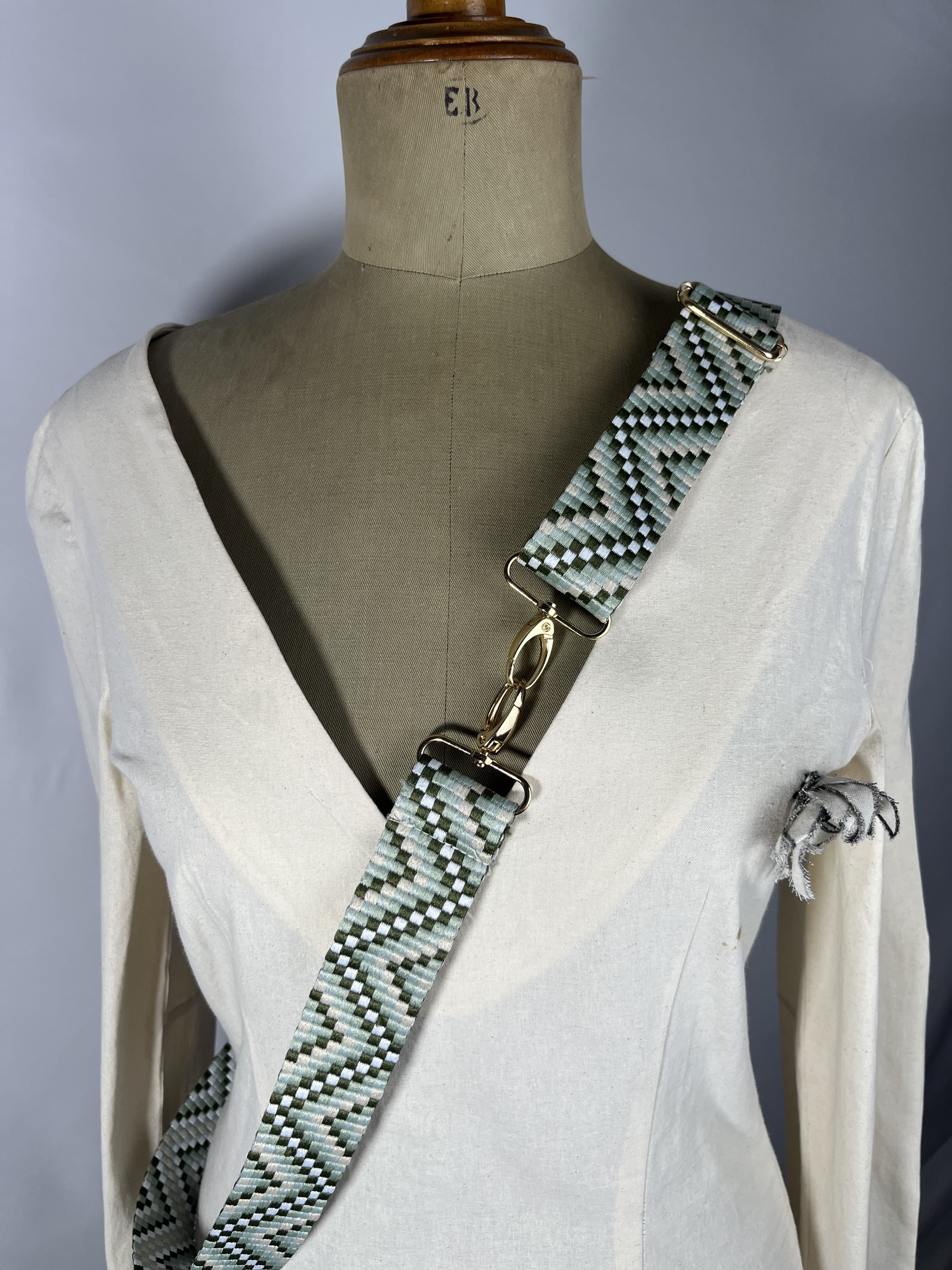 Nardic — accesorio verde y gris y negro artesanal de Lucía Lacunza · vista 3