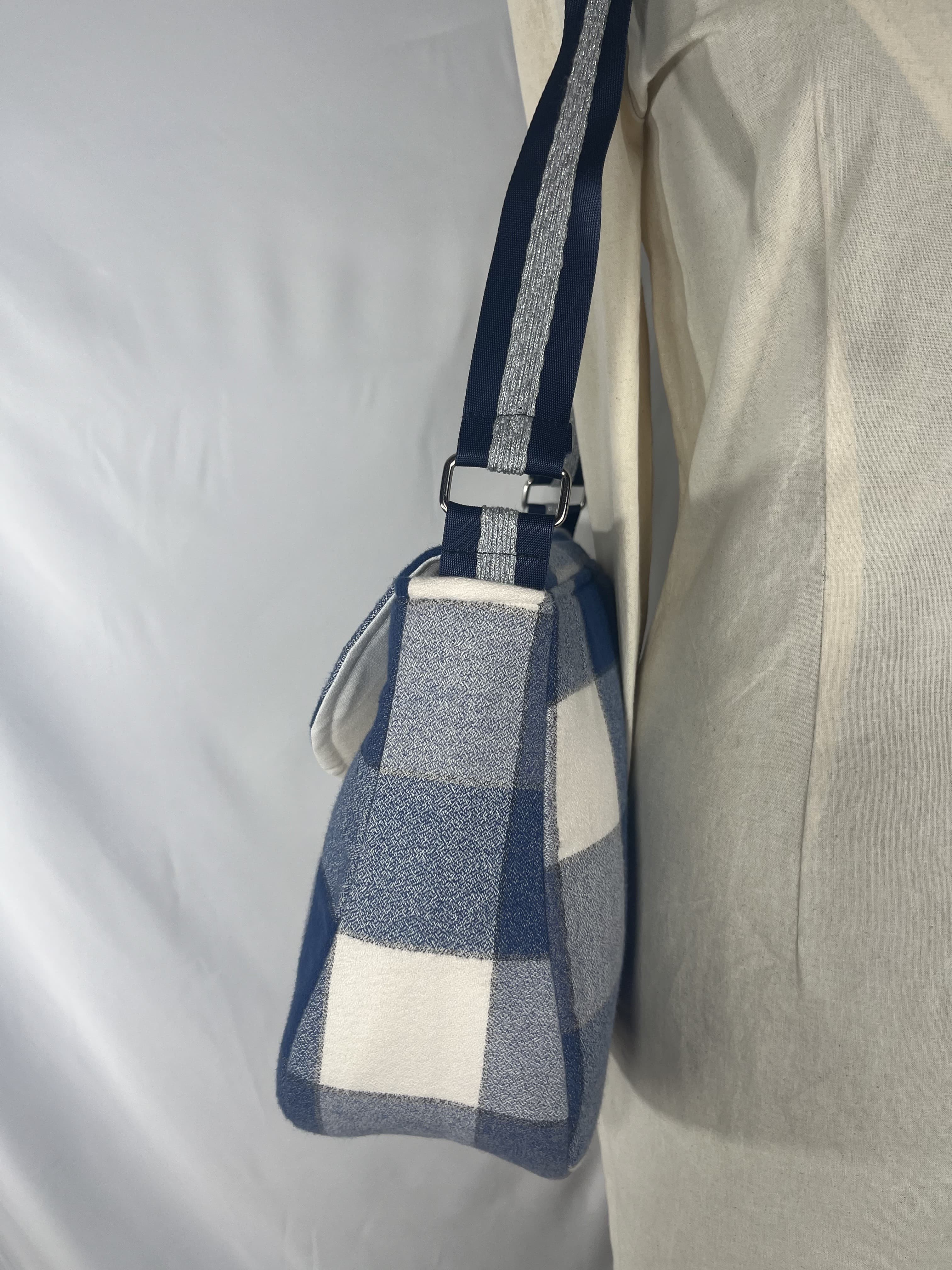 Escocia — bolso blanco y azul artesanal de Lucía Lacunza · vista 2